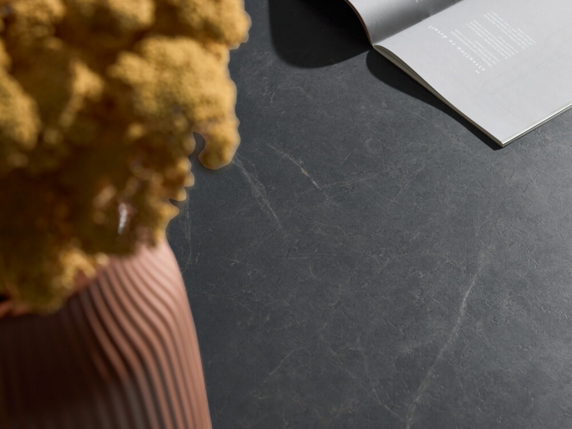 Dunkle Arbeitsplatte in Steinoptik mit feiner Maserung