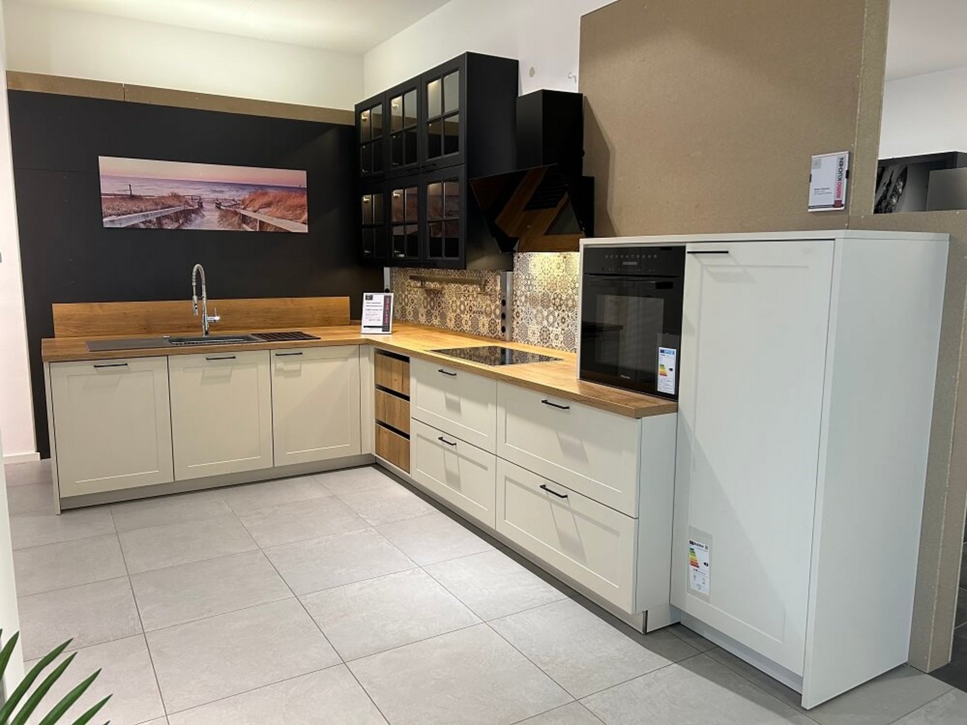 ASMO Concept 130 - L-Küche mit Sitzbank und hochgesetztem Backofen