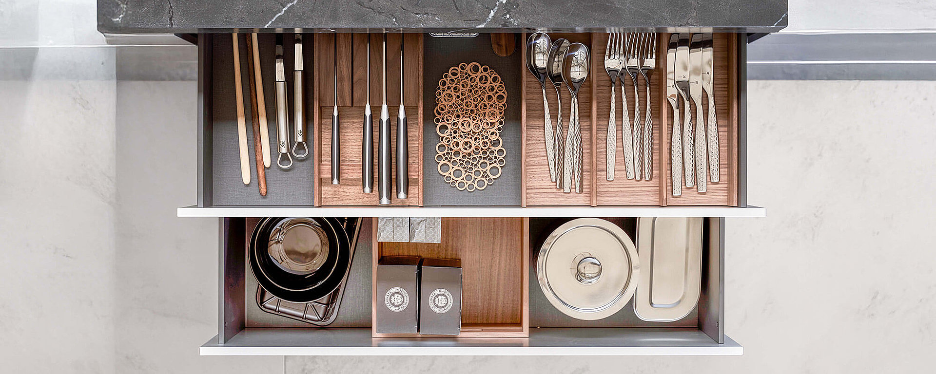 Küchenschublade mit modularen Besteckeinsätzen aus Holz. Küchenwerkzeuge sortieren und Schubladen optimieren.