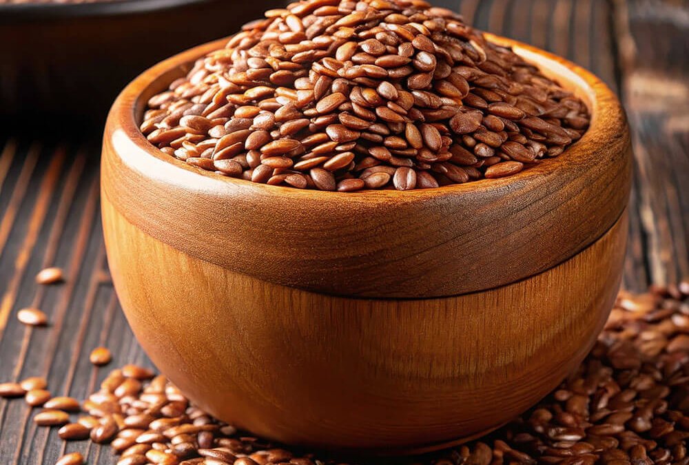 Braune Leinsamen in Holzschale auf Holztisch – regionales Superfood mit Ballaststoffen und Omega-3 für gesunde Verdauung.