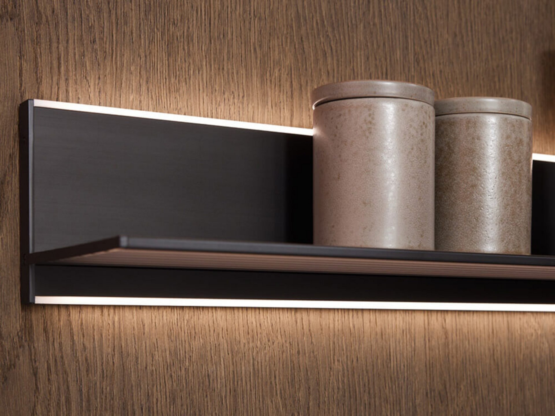 LED-Nischenbeleuchtung unter Oberschränken in Mattlack Altrose & Eiche Espressobraun