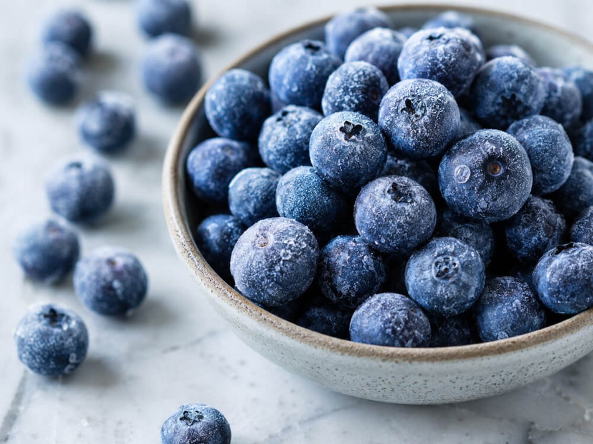 Gefrorene Blaubeeren als Grundlage für cremiges Blaubeer-Softeis