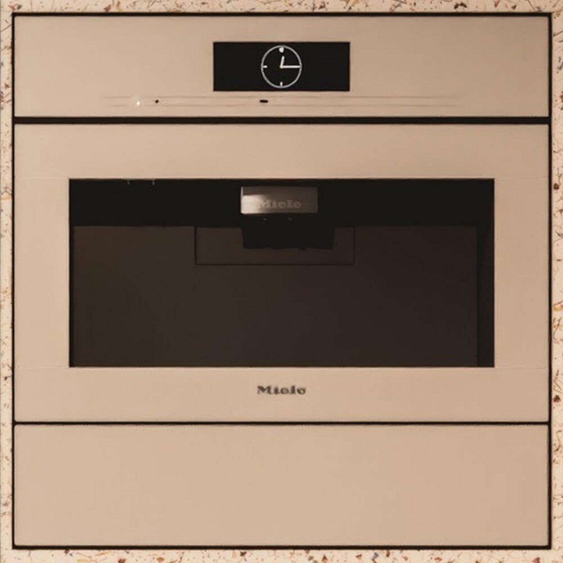 Griffloser Miele Backofen in Pearlbeige mit schwarzem Display