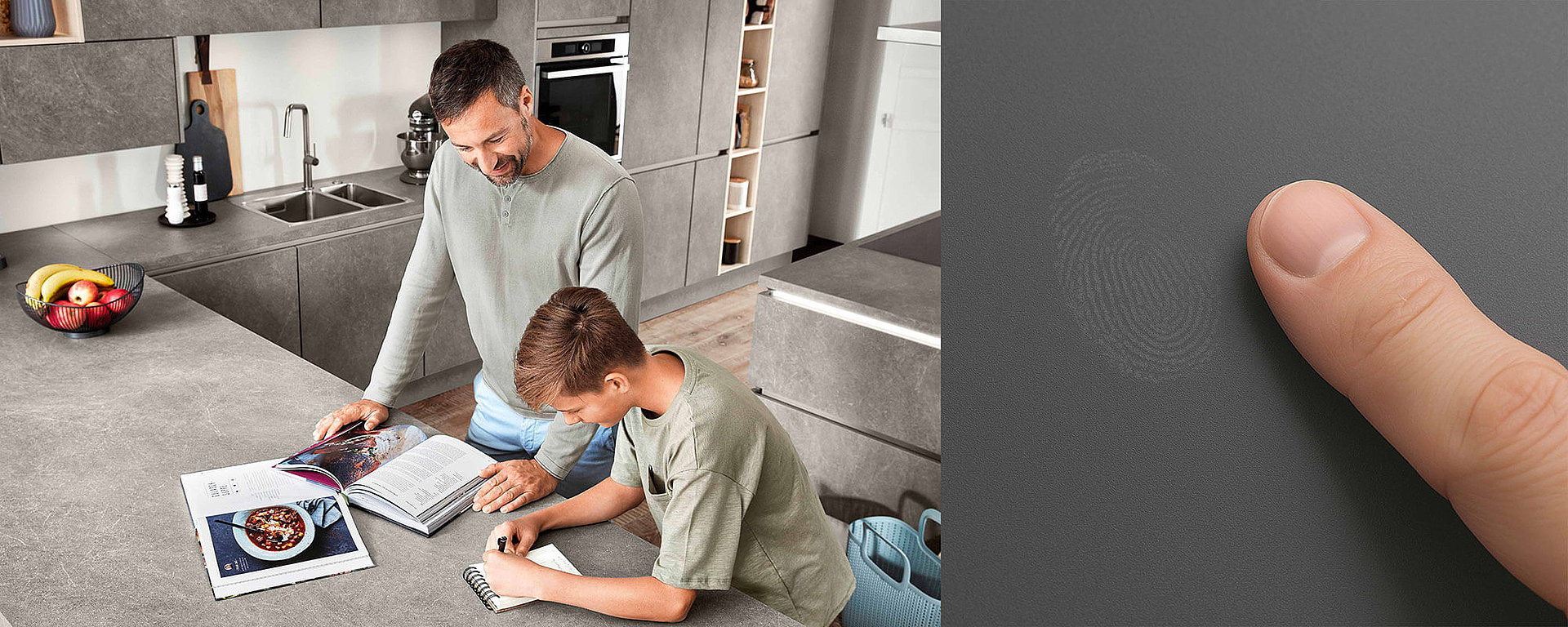 Vater und Sohn in einer modernen, pflegeleichten Anti-Fingerprint Küche. Links eine Nahaufnahme eines Fingerabdrucks