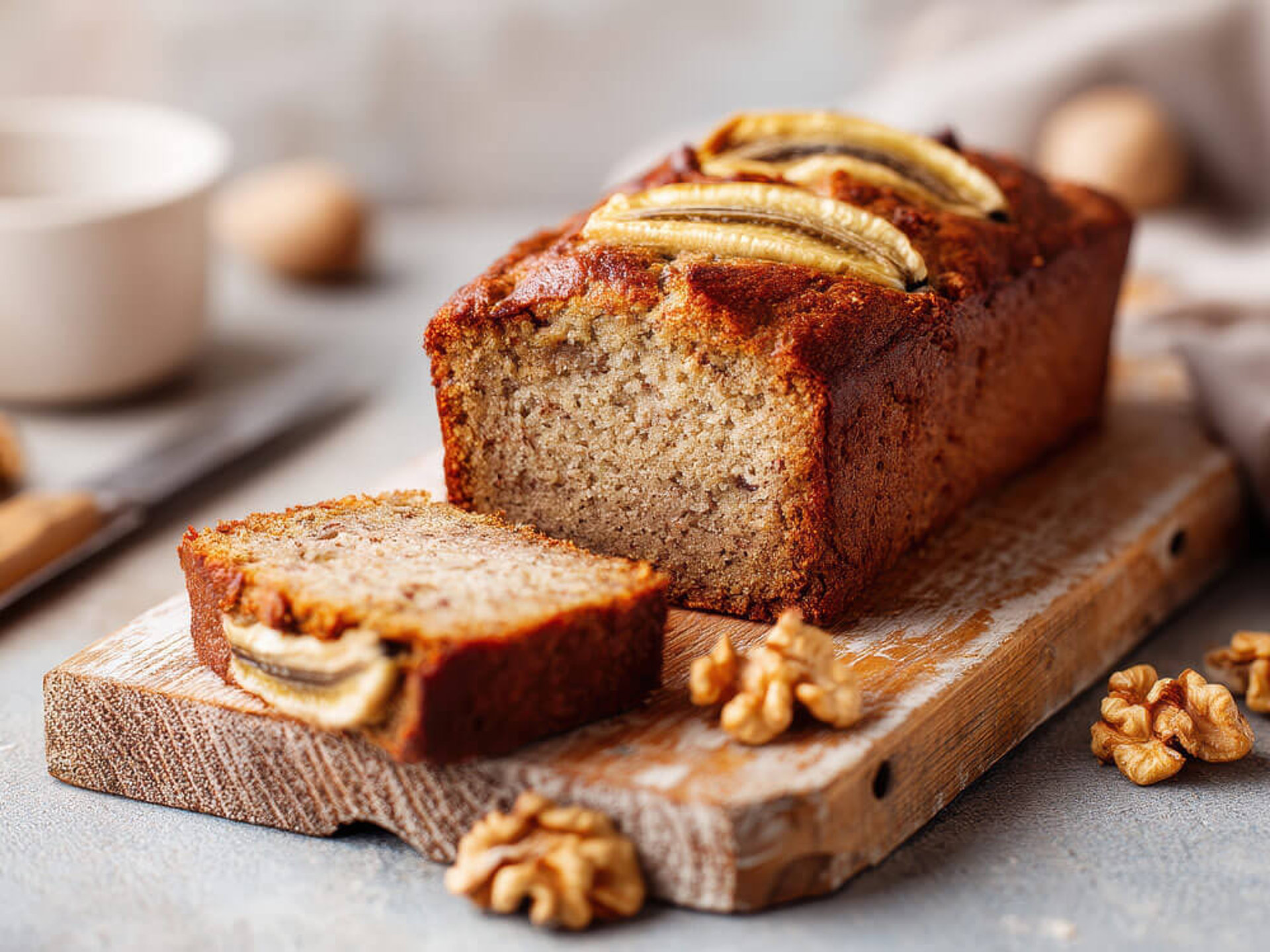 Saftiges Bananenbrot mit Walnüssen und Bananenscheiben. Köstliche braune Bananen Rezepte für die ganze Familie.