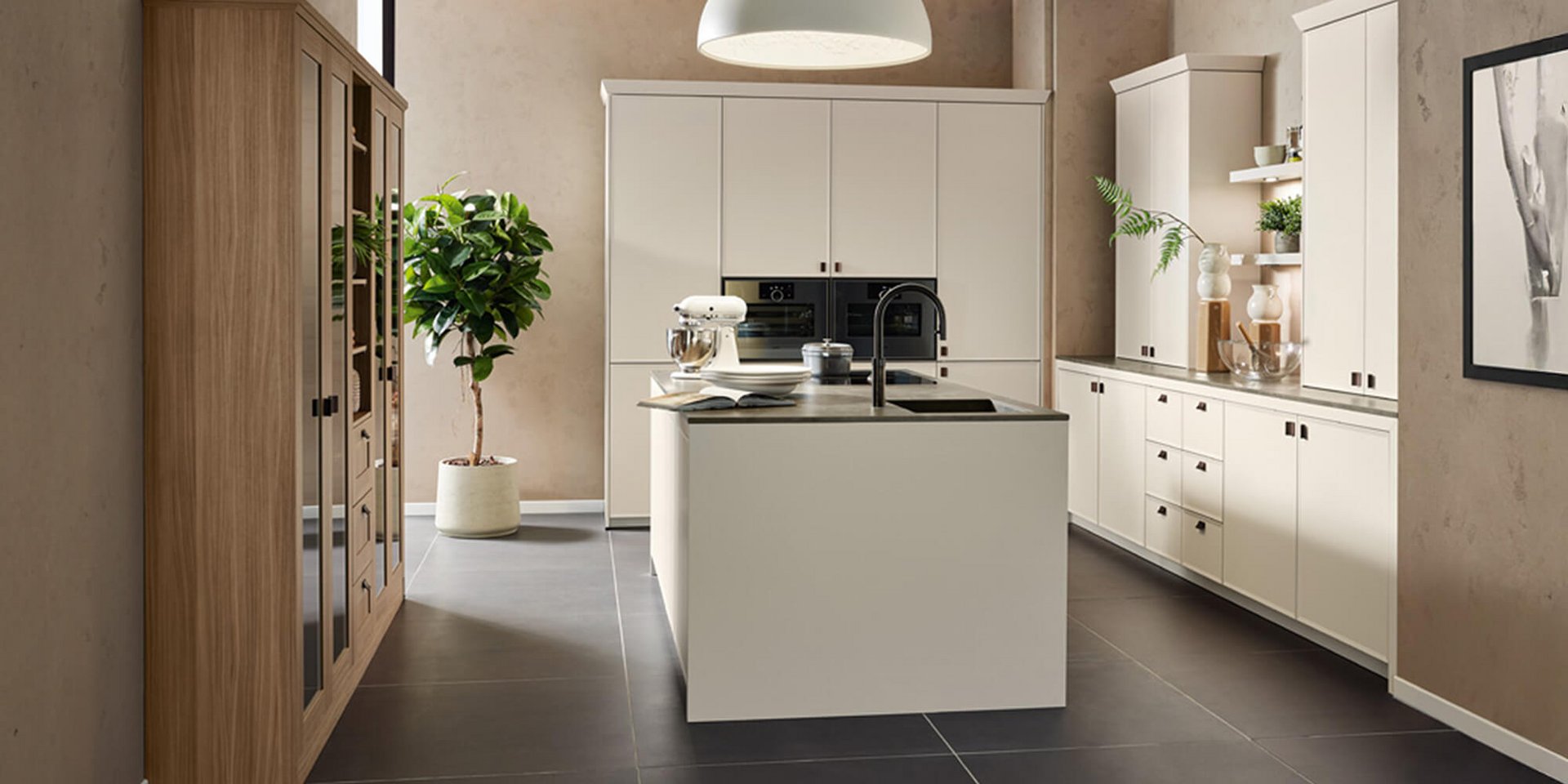 Moderne Landhausküche LFG Mattlack Angora grau mit Nussbaum-Elementen