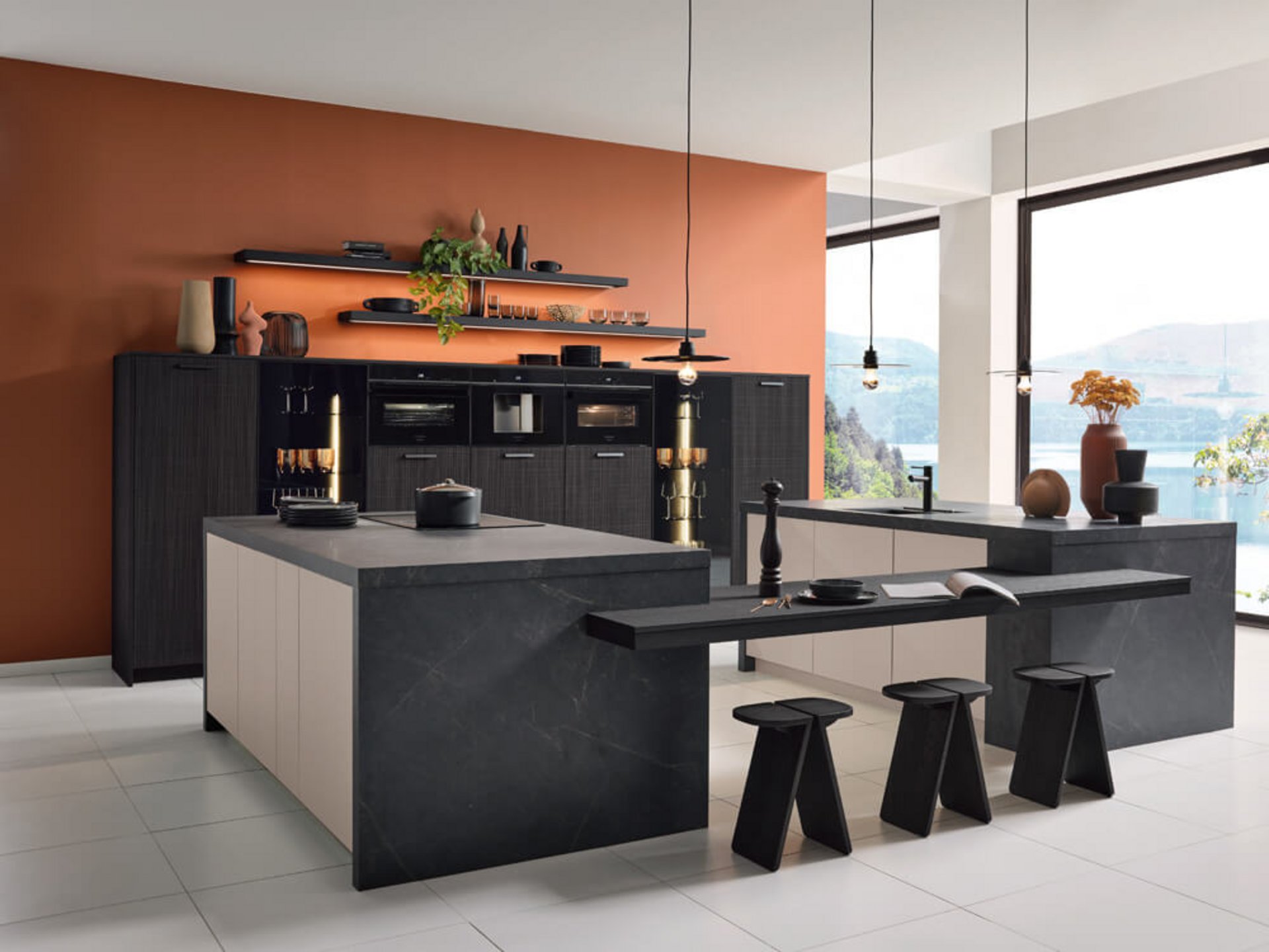 Designküche mit Kochinsel, schwarze Strukturfronten und Perlmutt-Elemente