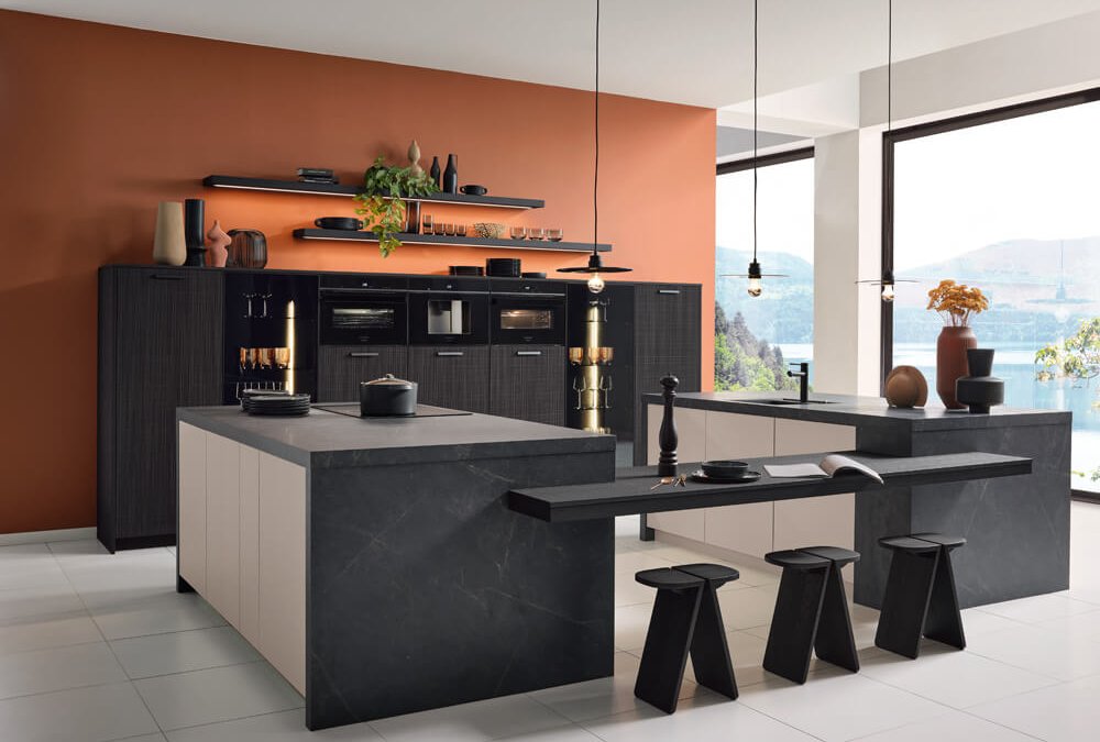 Designküche mit Kochinsel, schwarze Strukturfronten und Perlmutt-Elemente