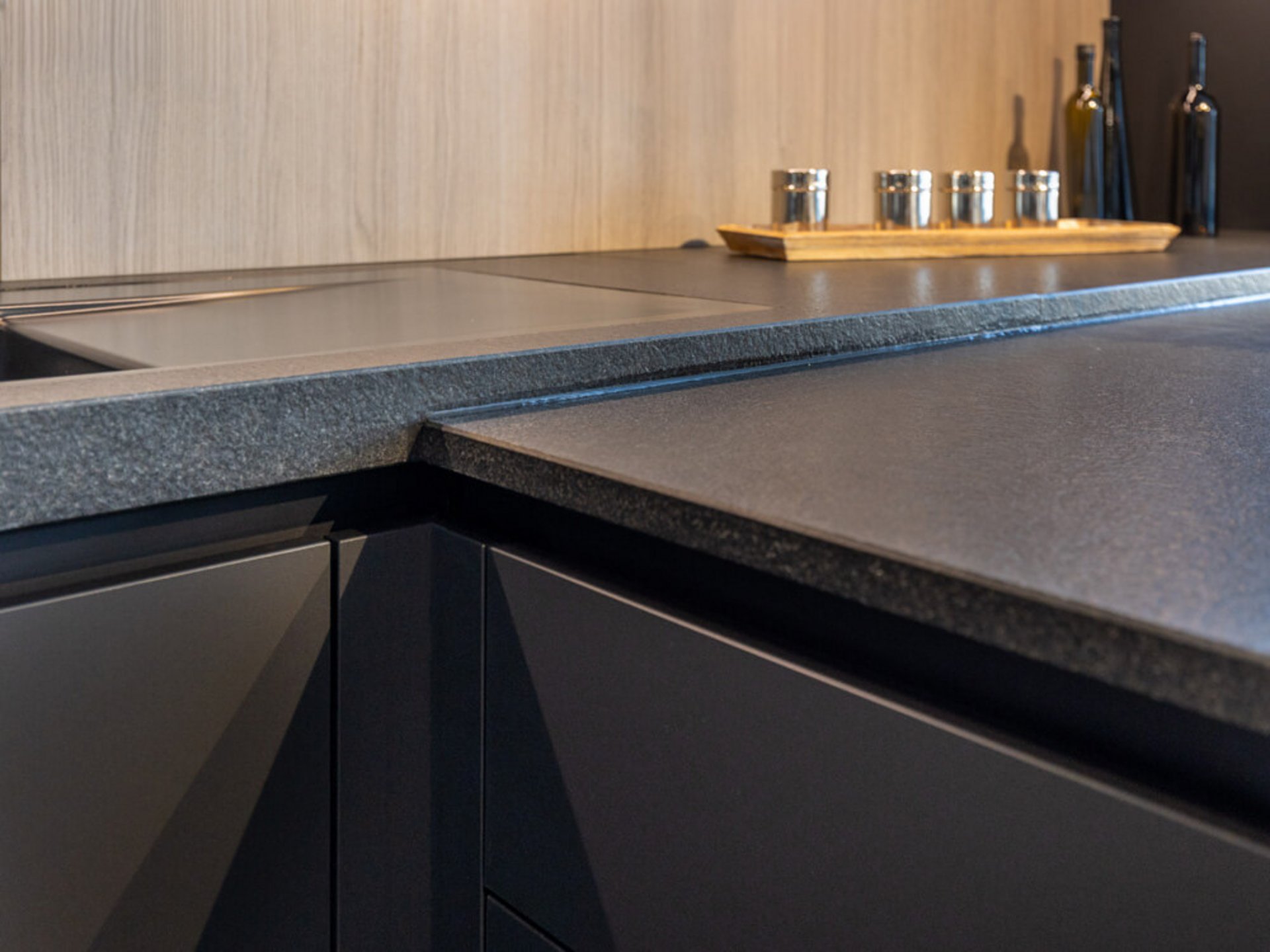 Matte dunkelgraue Küchenfront mit Anti-Fingerprint Oberfläche im ASMO KÜCHEN Studio