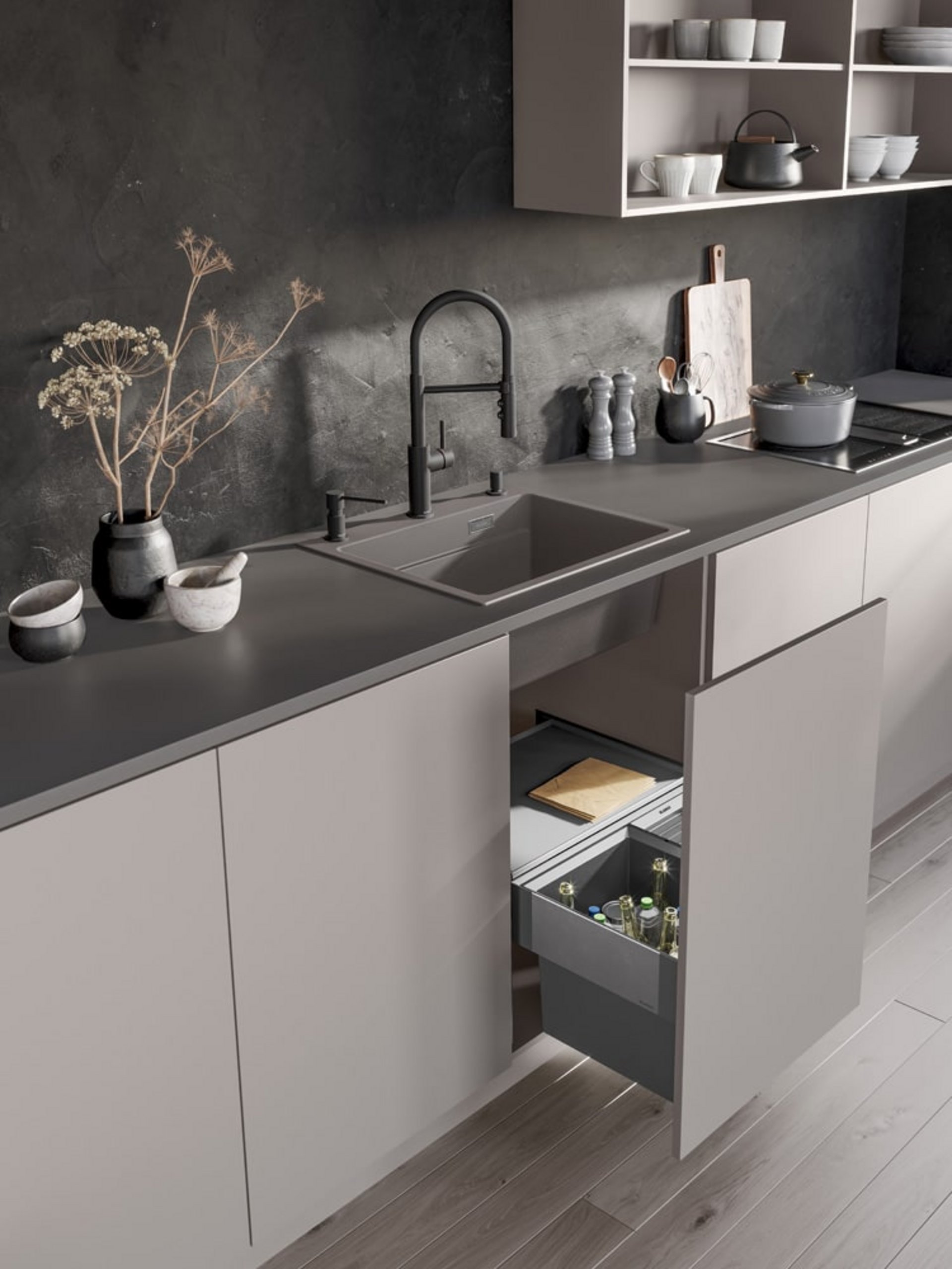 Moderne Küche mit BLANCO Spüle und integriertem Mülltrennsystem unter der Arbeitsplatte
