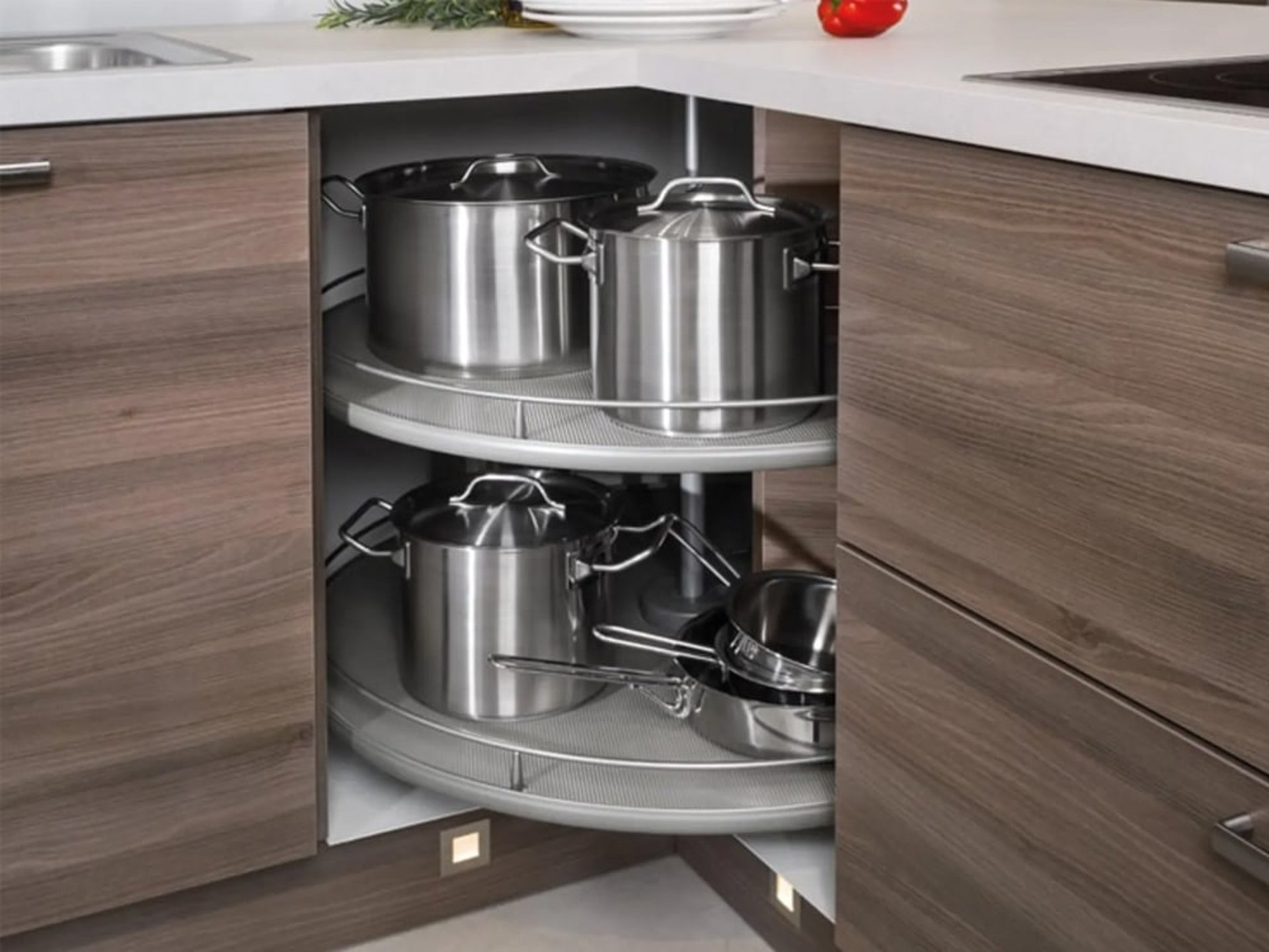 Eckkarussell mit Antirutschmatten fixiert schwere Töpfe sicher und nutzt Stauraum im modernen Küchenunterschrank optimal