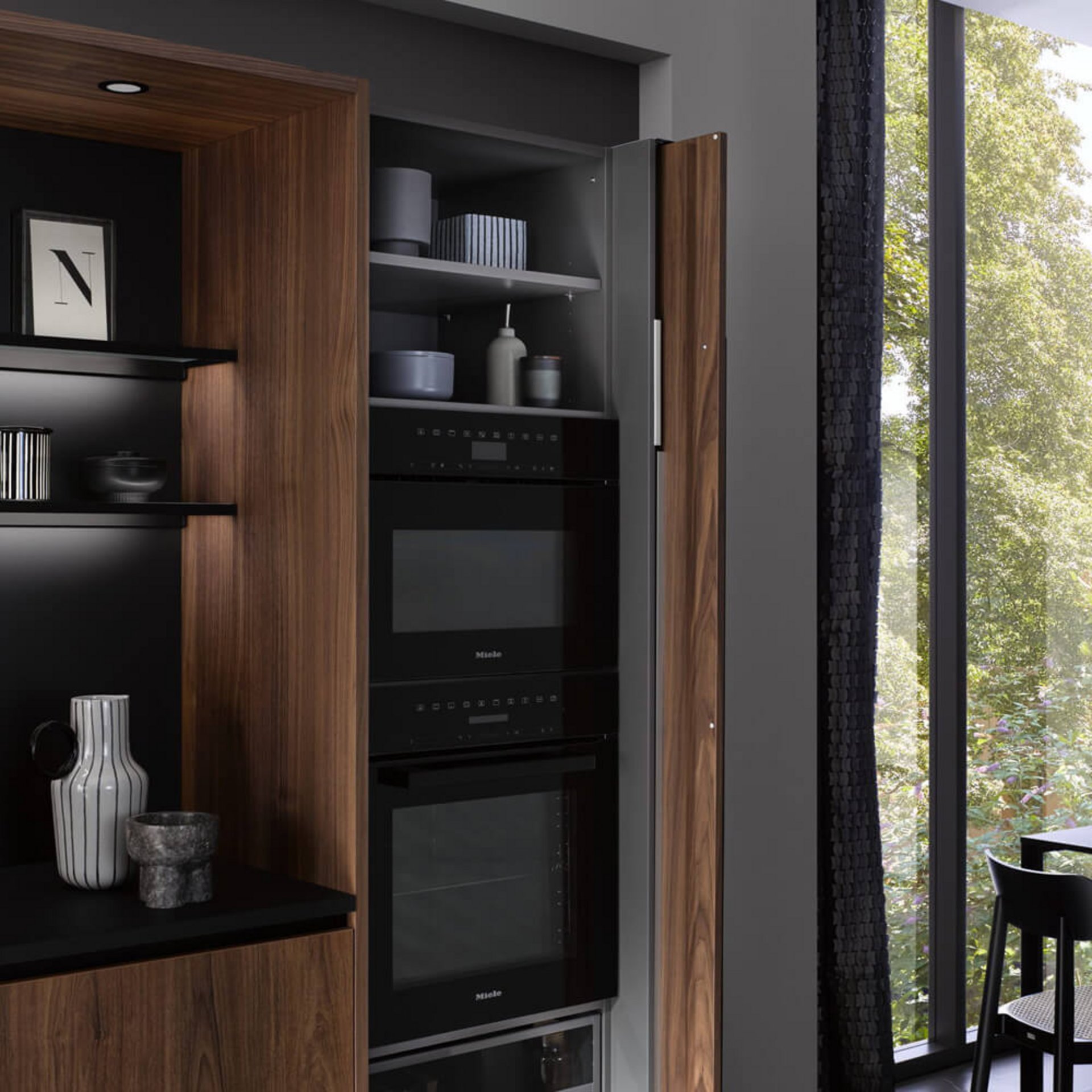 Minimalistische Küche mit verstecktem Stauraum und Pocket Doors für visuelle Ruhe