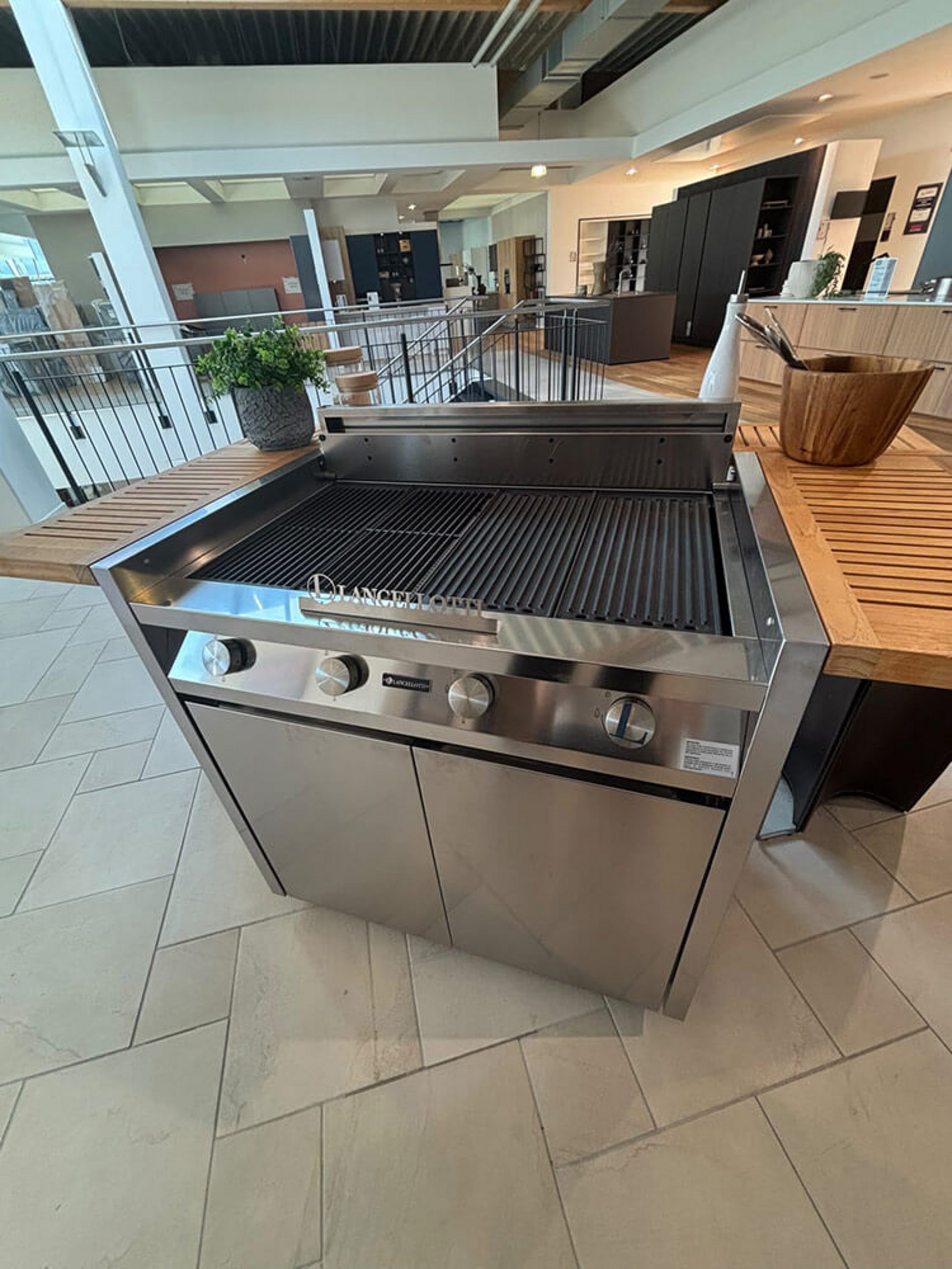 Outdoor-Gasgrill mit Holztheke und Edelstahlfront in der ASMO KÜCHEN Ausstellung Unterhaching