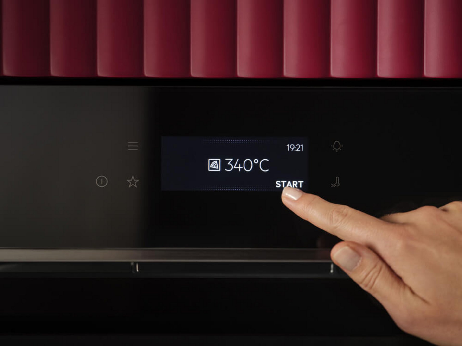 Finger startet am Touchdisplay des AEG PizzaExpert das Pizza-Programm mit 340 °C