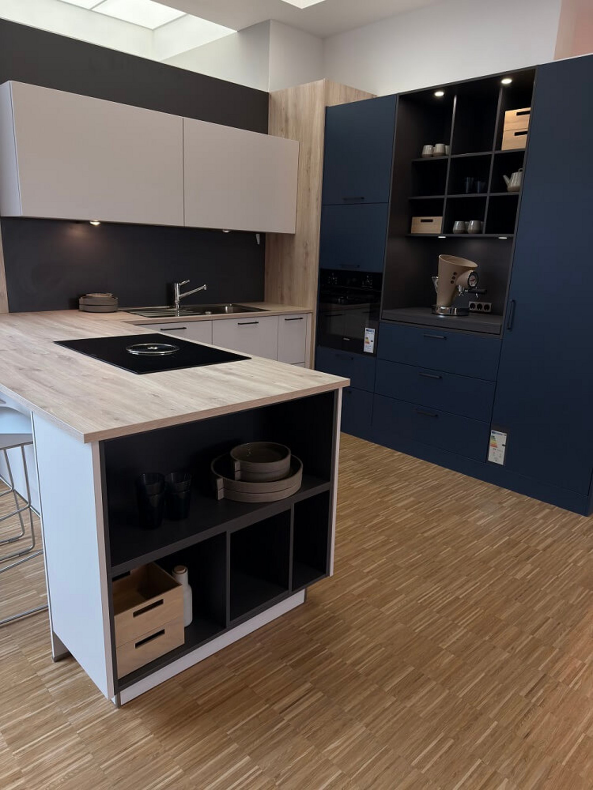 Kücheninselteil mit Kochfeld, offenen Fächern und Holzoptik-Arbeitsplatte