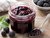 Selbst gemachtes Brombeer-Chutney im Glas als herzhafte Verwendung von Brombeeren