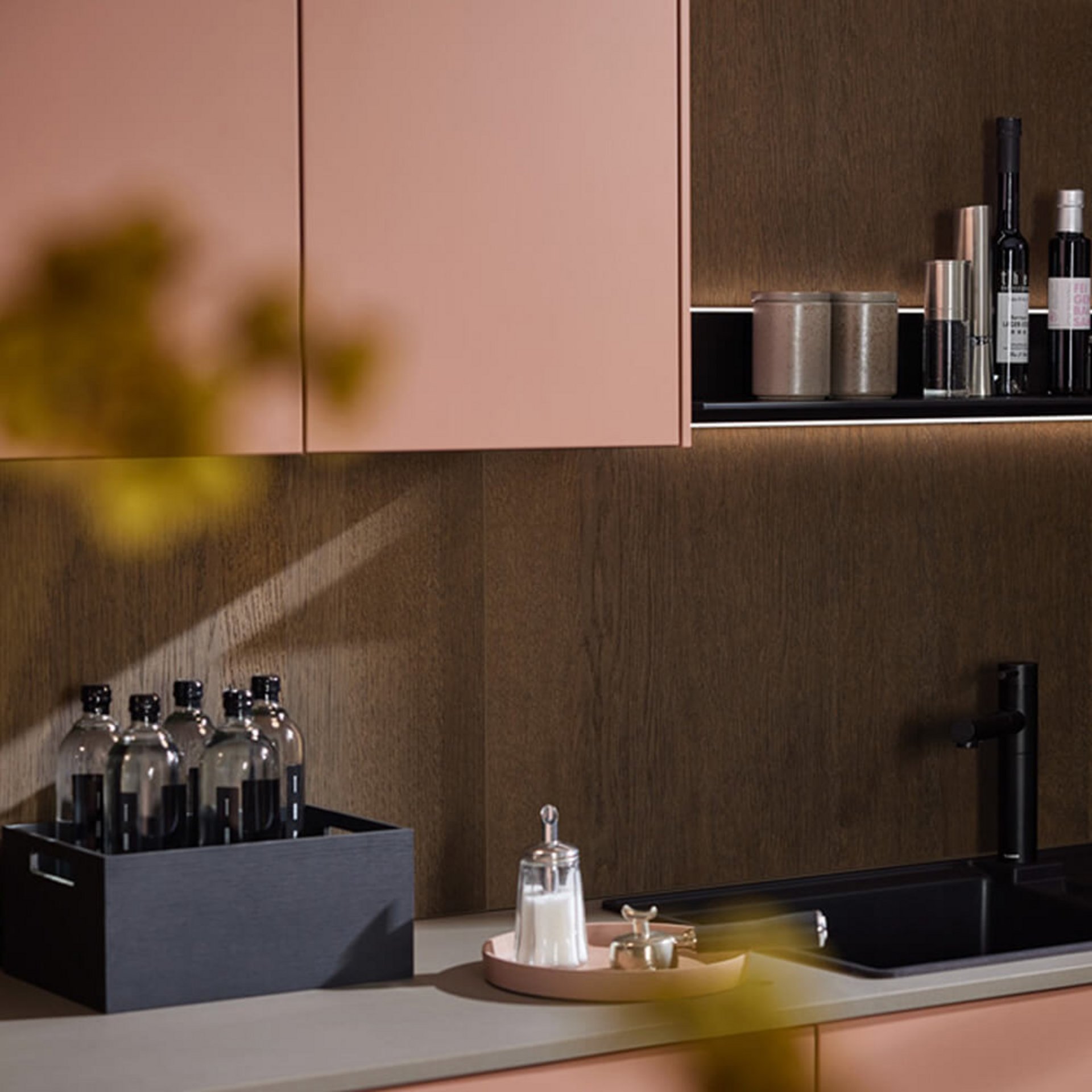 Wohnküche mit warmen Holzelementen und roséfarbenen Fronten – moderner Landhausstil mit wohnlicher Atmosphäre