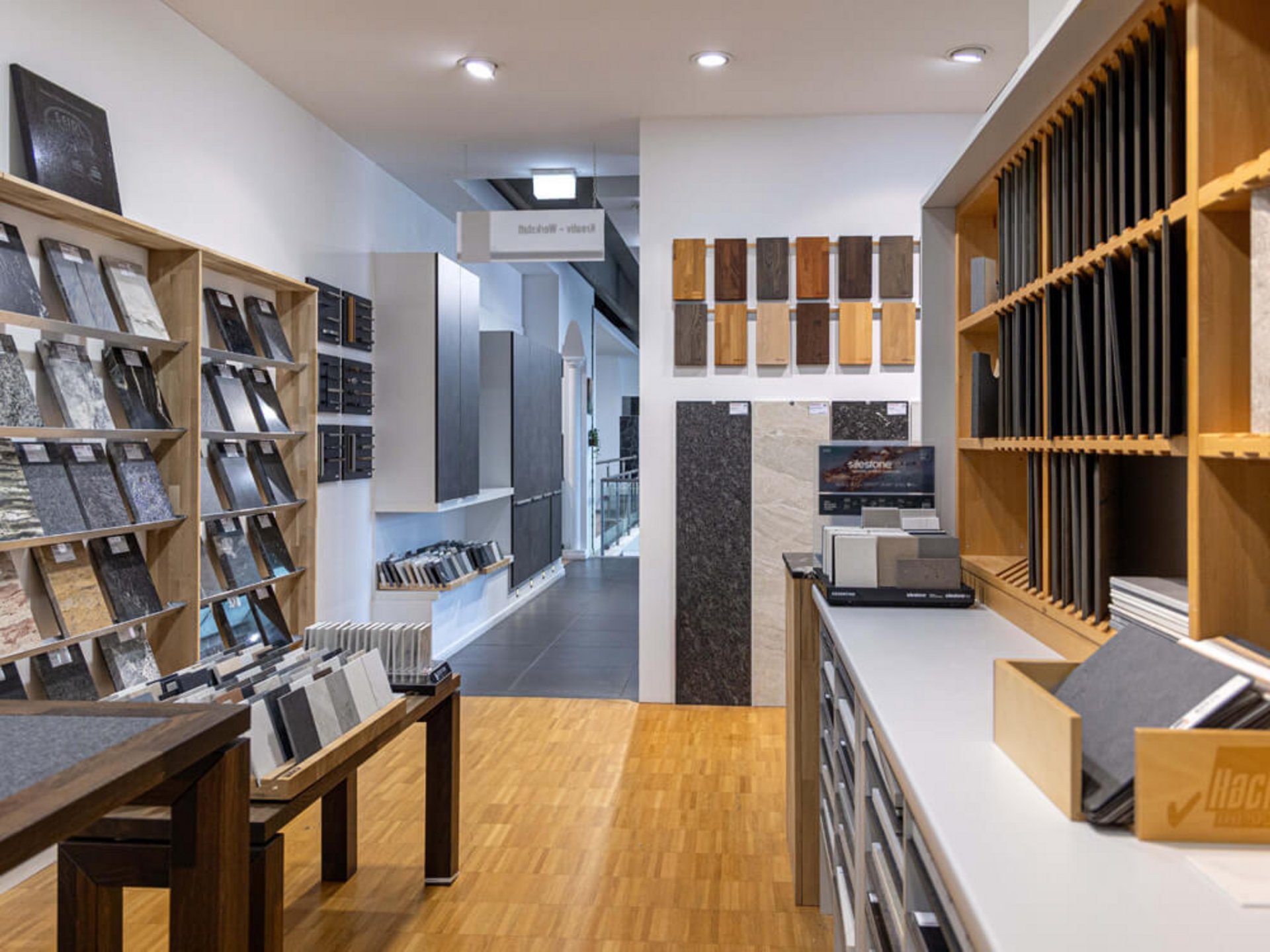 Hochglanz Küchenfronten an Kücheninsel mit reflektierender Oberfläche