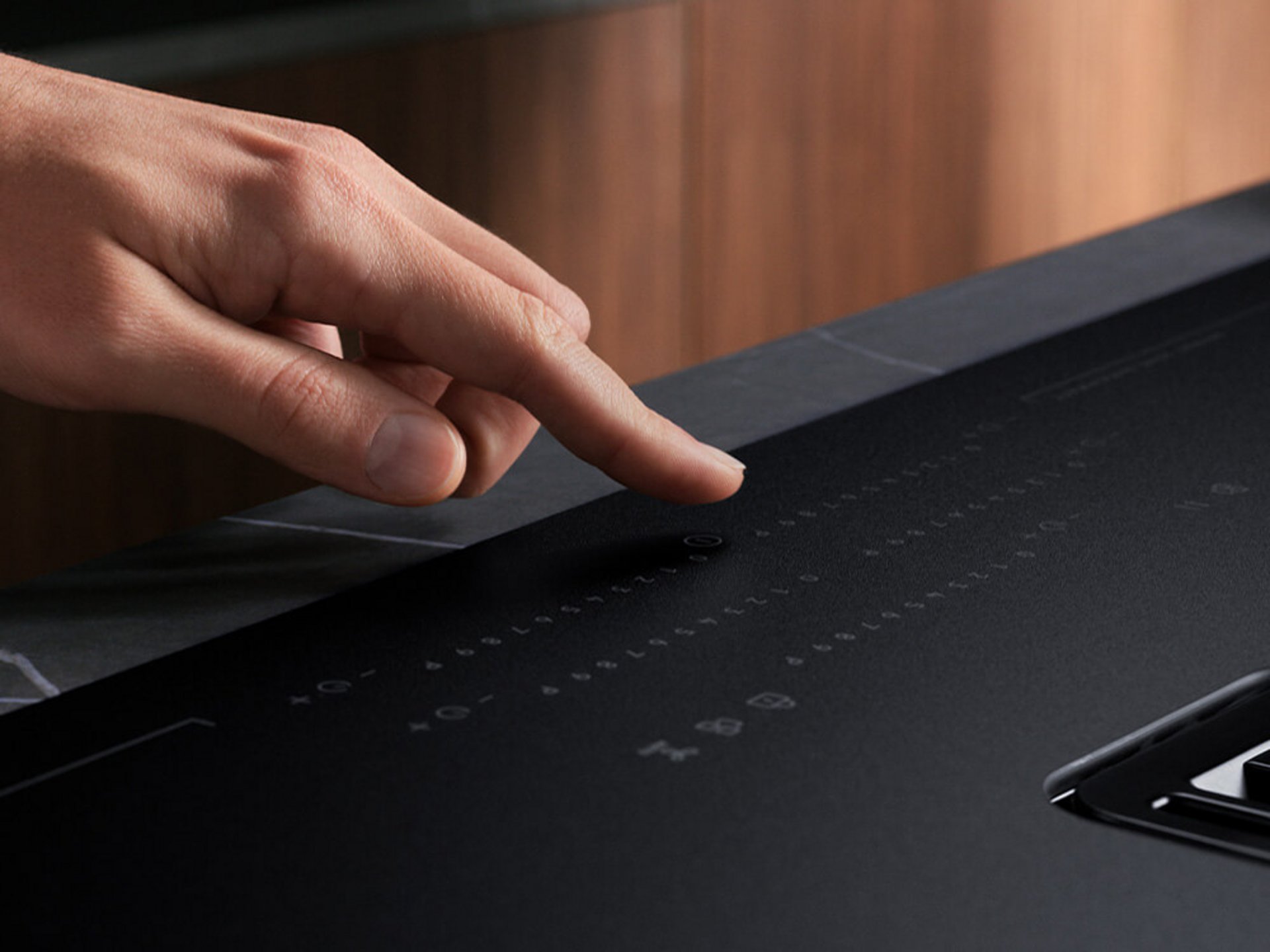 Bedienfeld des AEG SaphirMatt® Induktionskochfelds TI64IB1BIZ – matte Oberfläche ohne Fingerabdrücke