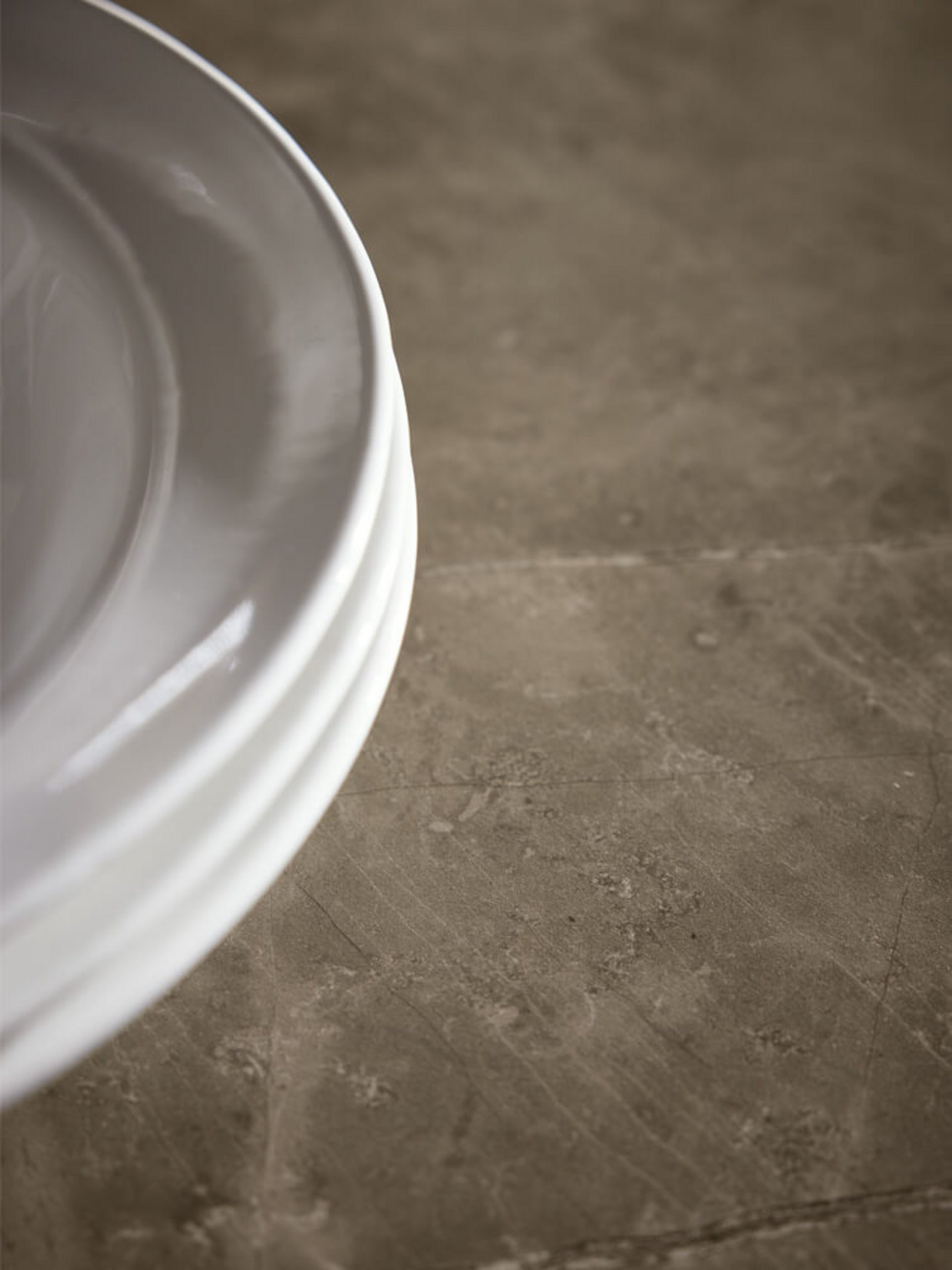 Kombination aus Angora grau und Nussbaum hell mit Arbeitsplatte in Steinoptik