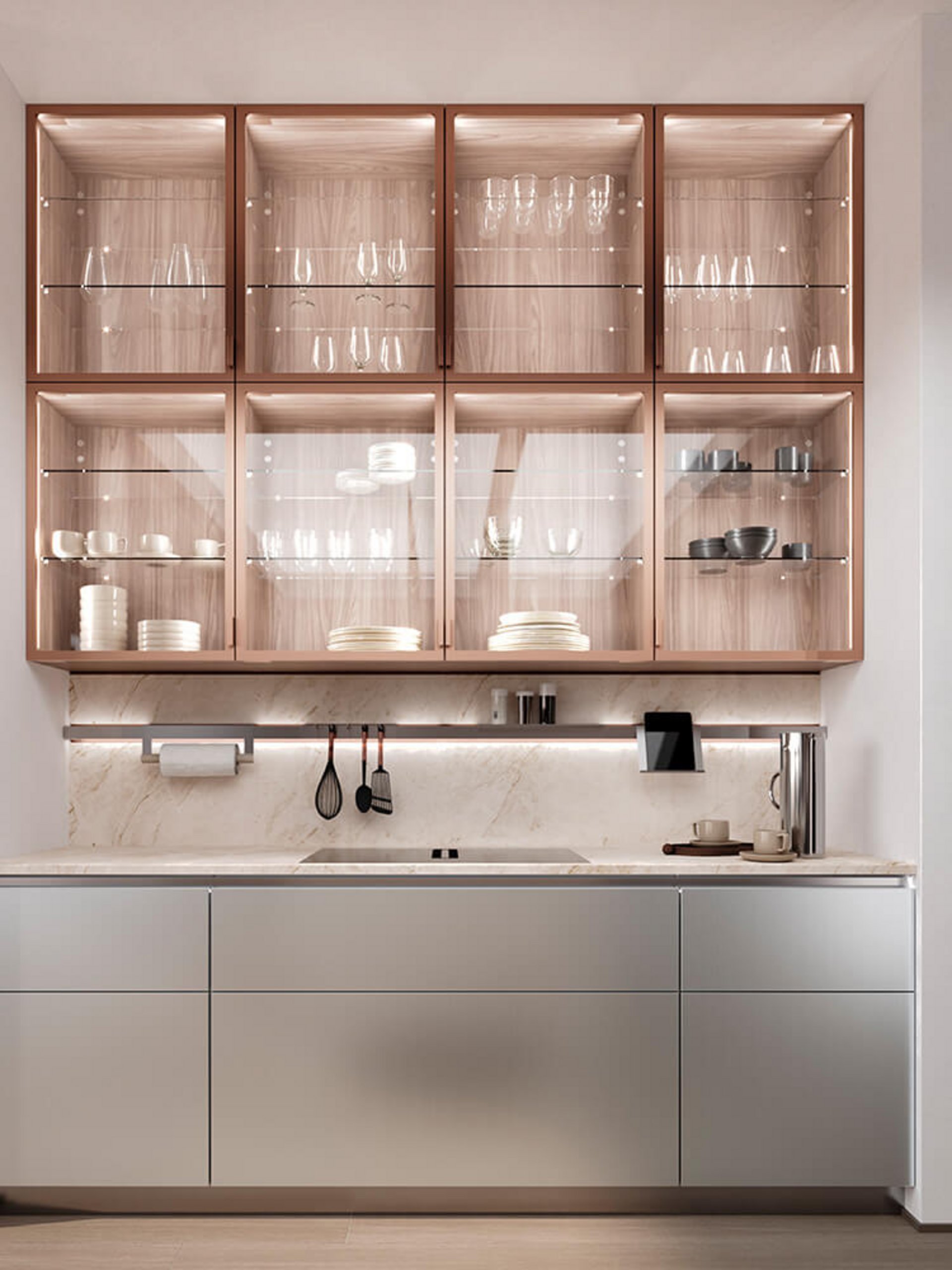 Oberschränke mit beleuchtetem Smart Glass und sichtbarem Geschirr