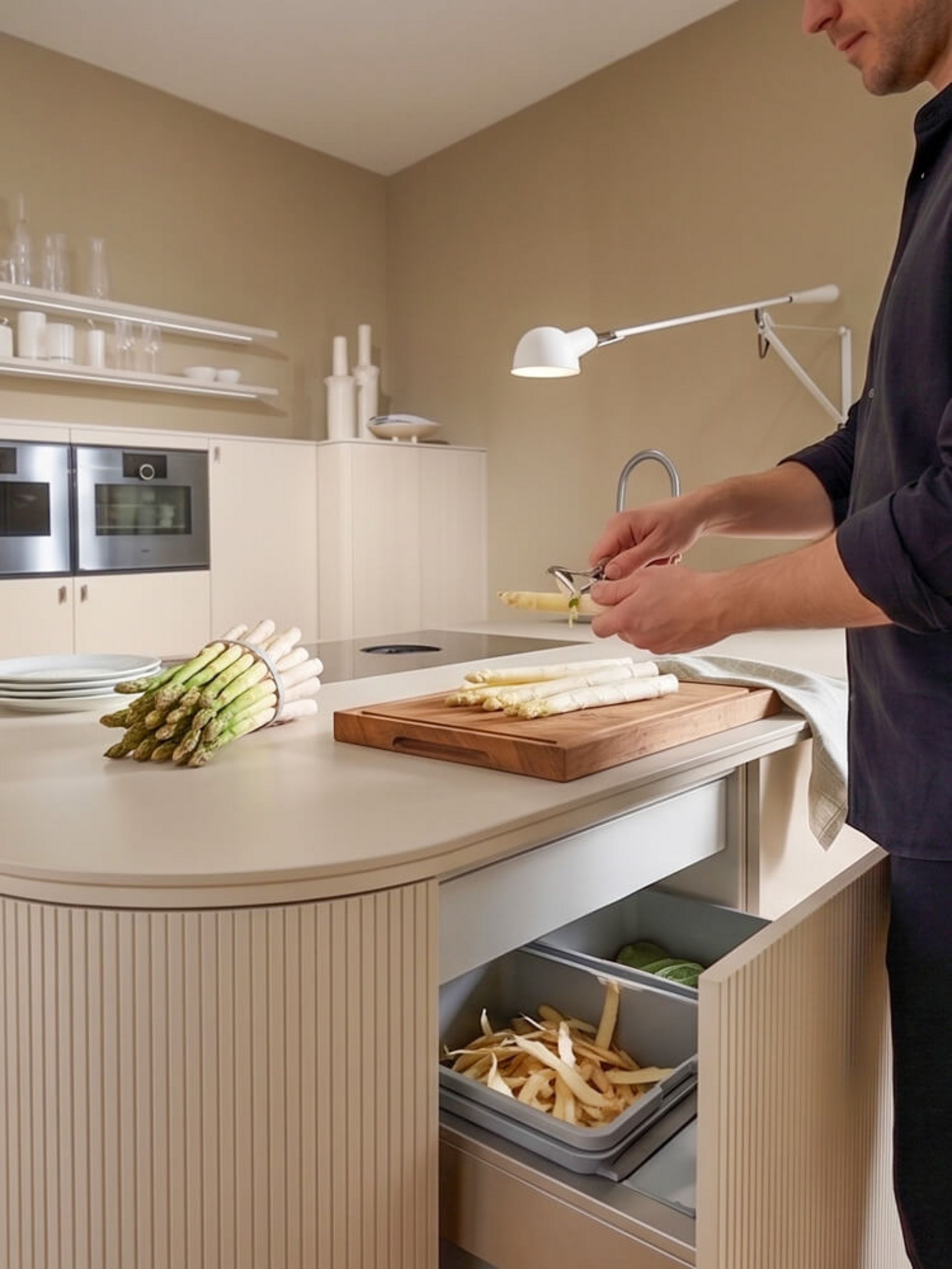 Spargel schälen in moderner Küche
