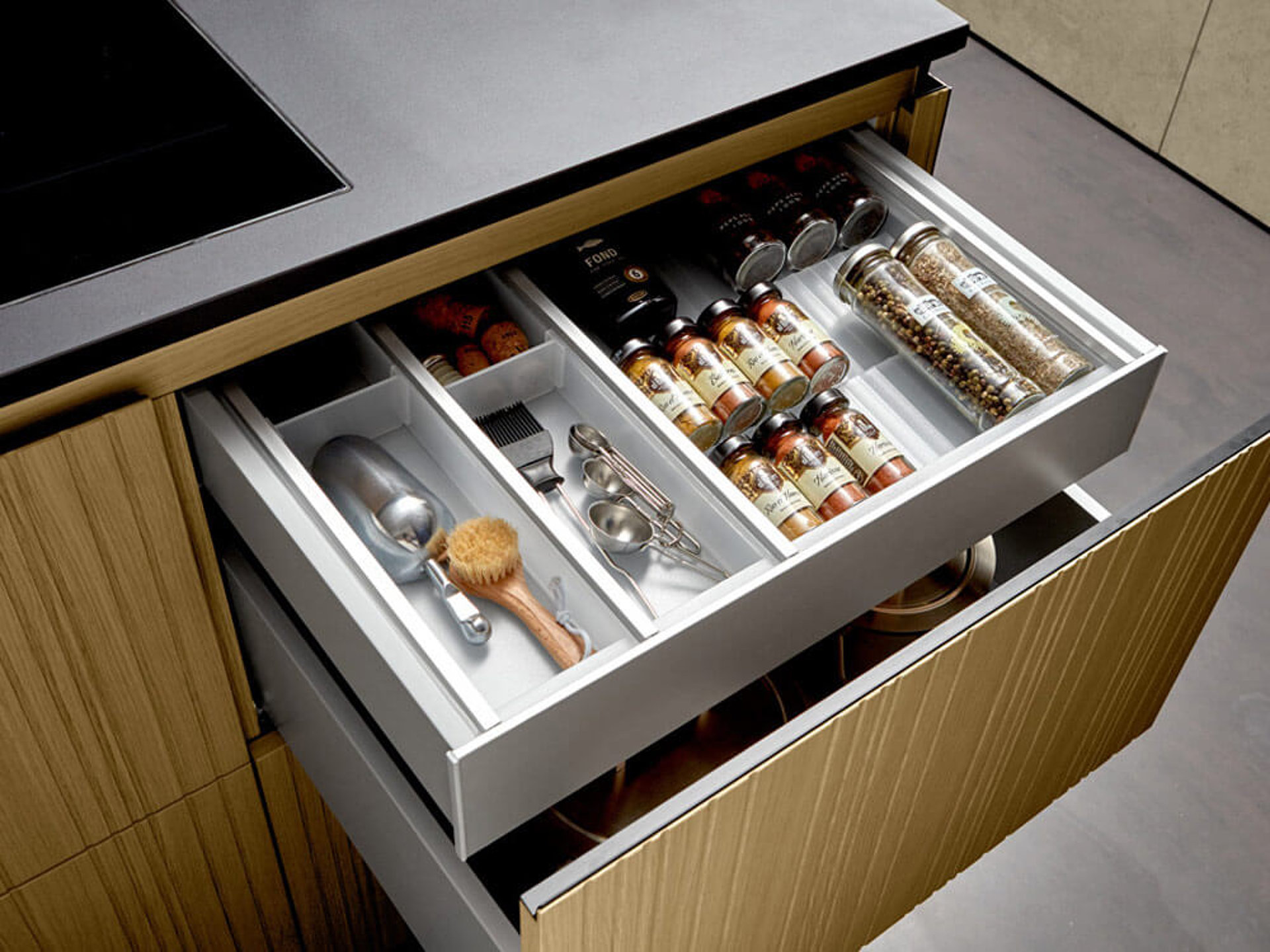 Küchenschublade mit flexiblen Besteckeinsätzen aus Holz und Kunststoff. Küchenschublade aufräumen und Chaos vermeiden.