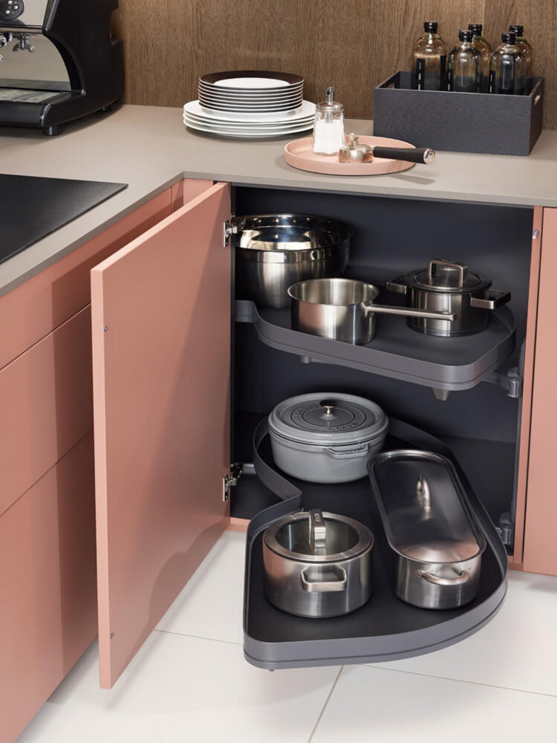 LeMans-Eckschrank-Auszug für komfortable Stauraumnutzung in der LM Mattlack Küche