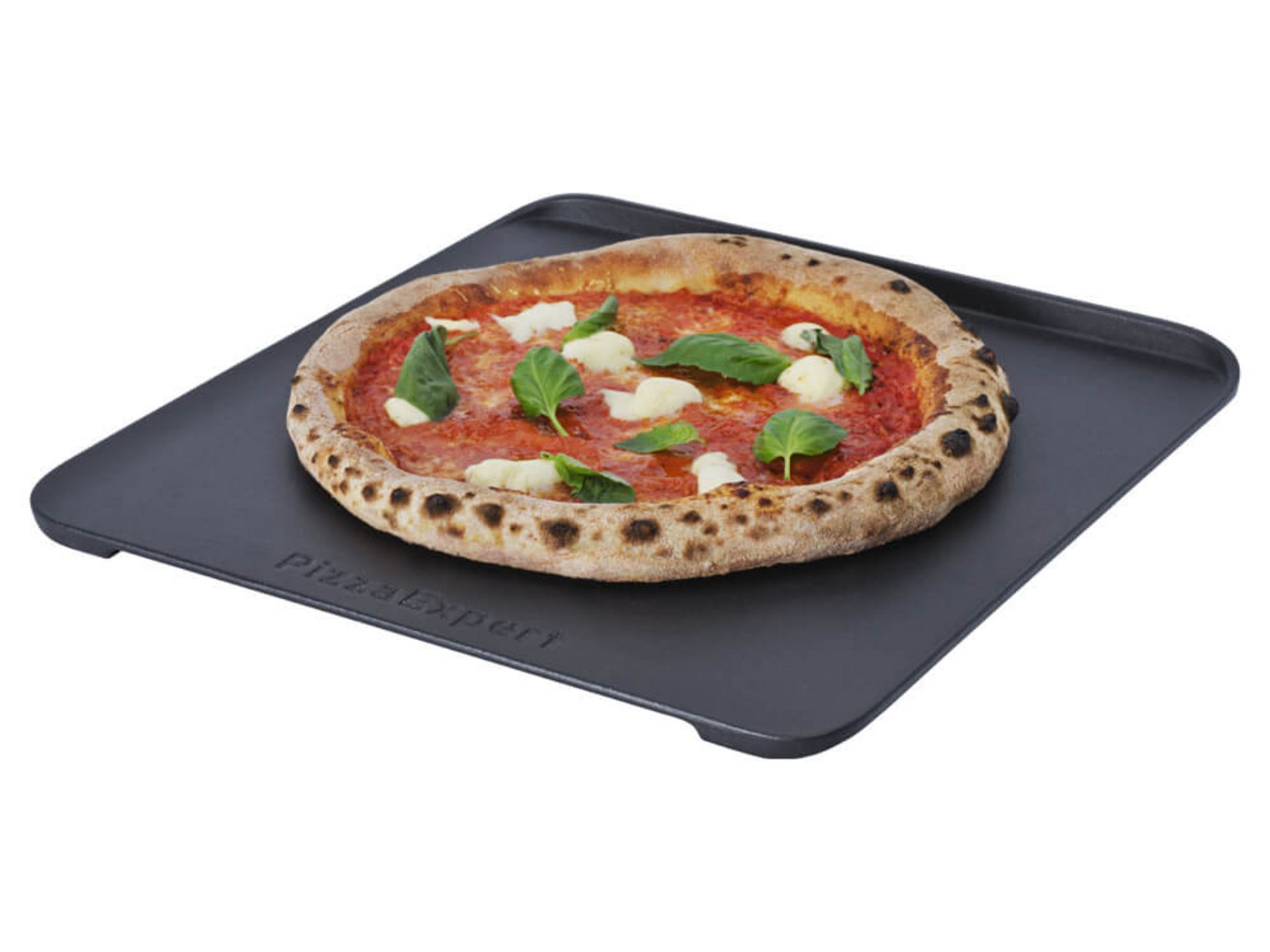Pizza Margherita auf der schwarzen Gusseisenplatte des AEG PizzaExpert