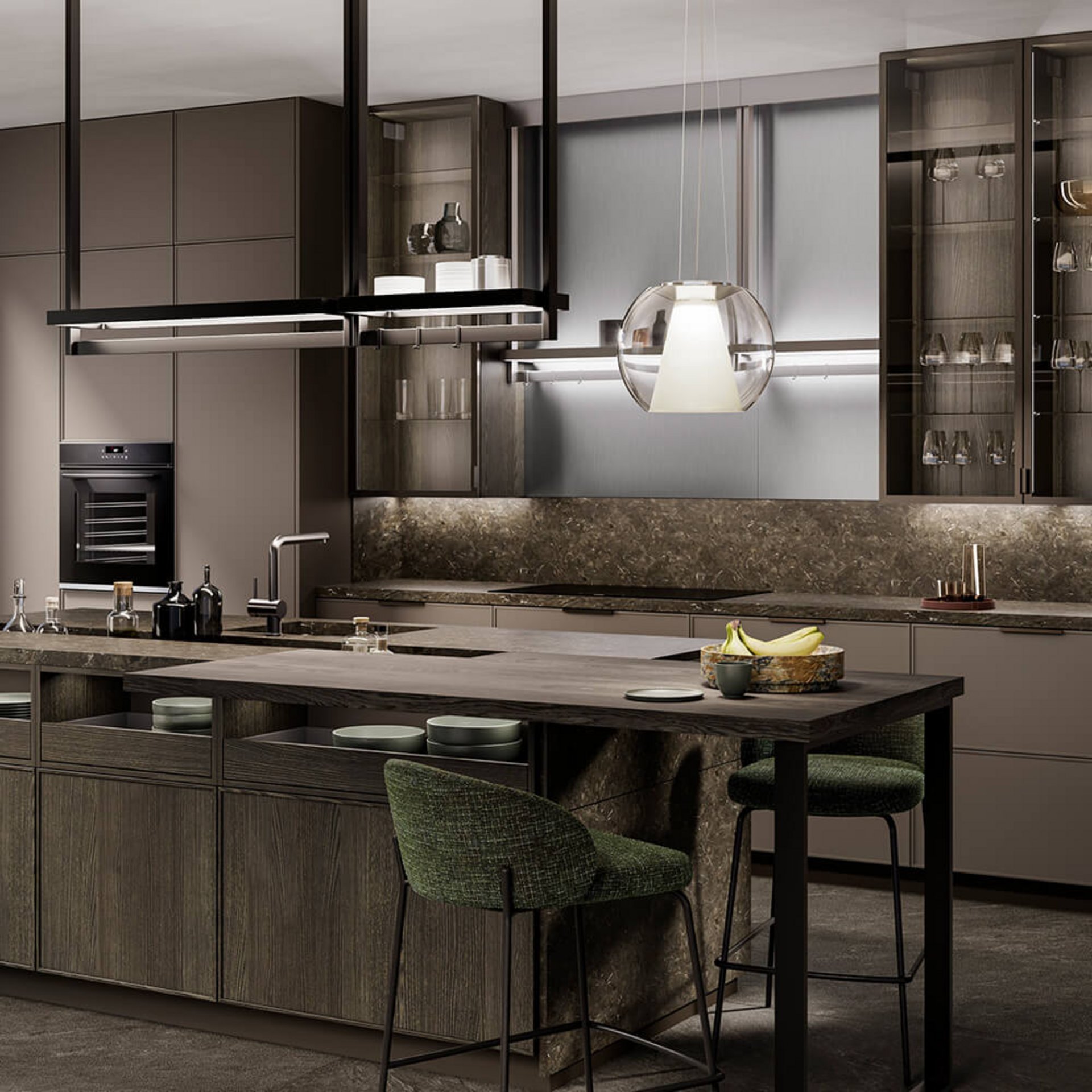 LEICHT Küche mit braunen Fronten, Naturstein-Arbeitsplatte und Beleuchtung über der Kücheninsel.