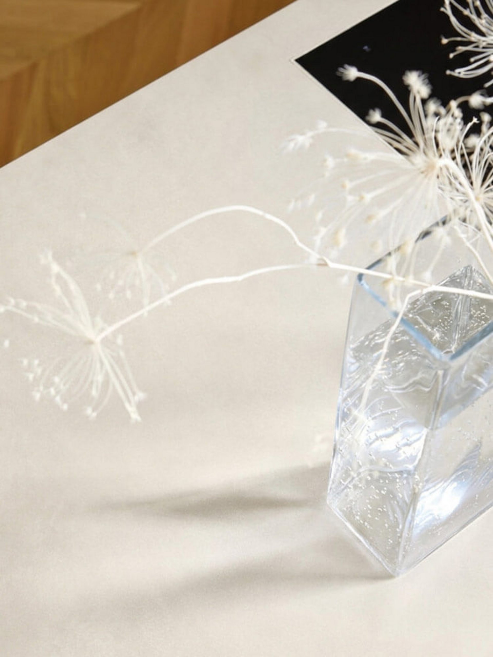 Matte Arbeitsplatte in Eiche Angora grau – Küchentrend 2026 für eine moderne Landhausküche.