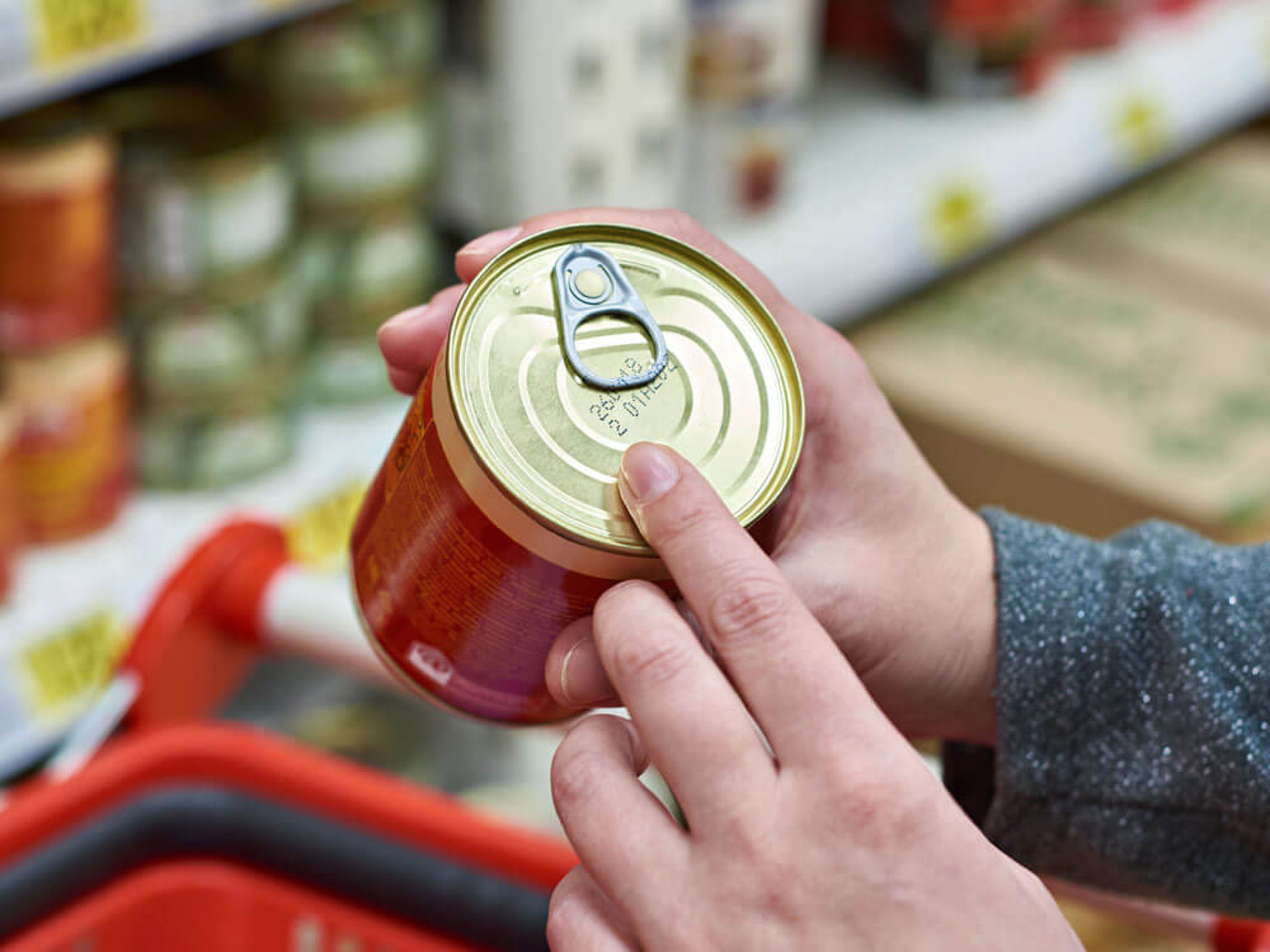 Geöffnete Konserven in luftdichte Behälter umfüllen für eine bessere Lebensmittelhygiene und Vorratshaltung.
