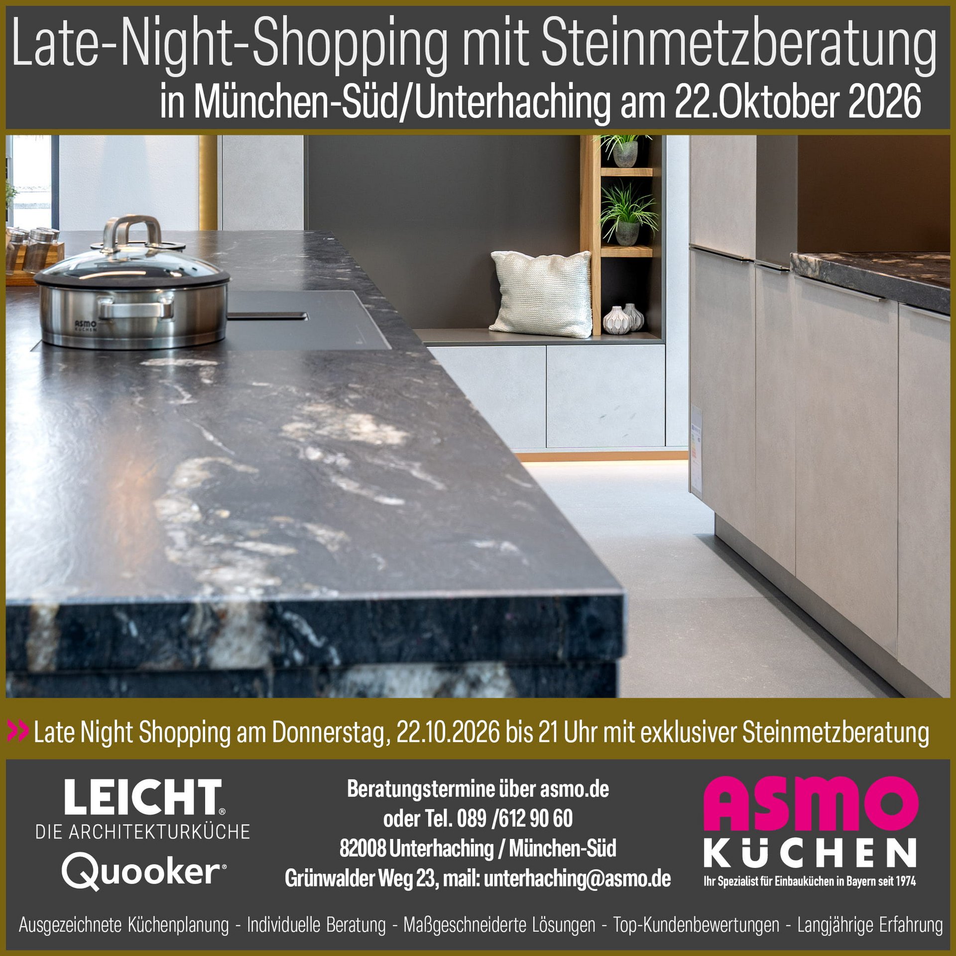 Kochinsel mit dunkler Steinarbeitsplatte, Kochfeld und Edelstahltopf in der ASMO KÜCHEN Ausstellung