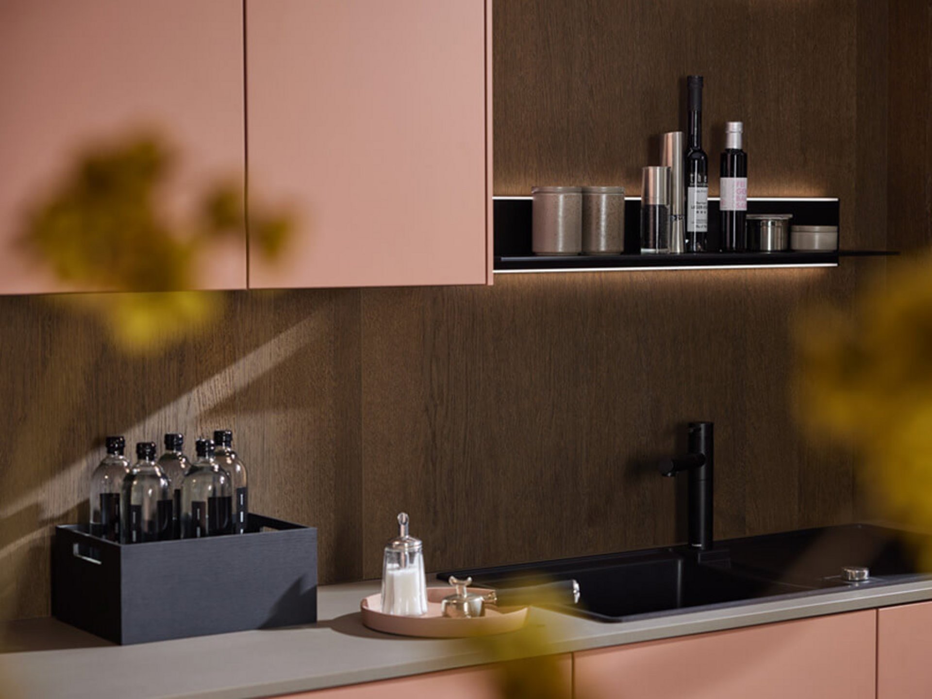 Küchennische mit Eiche Espressobraun Rückwand und Arbeitsbereich in dunkler Holzoptik