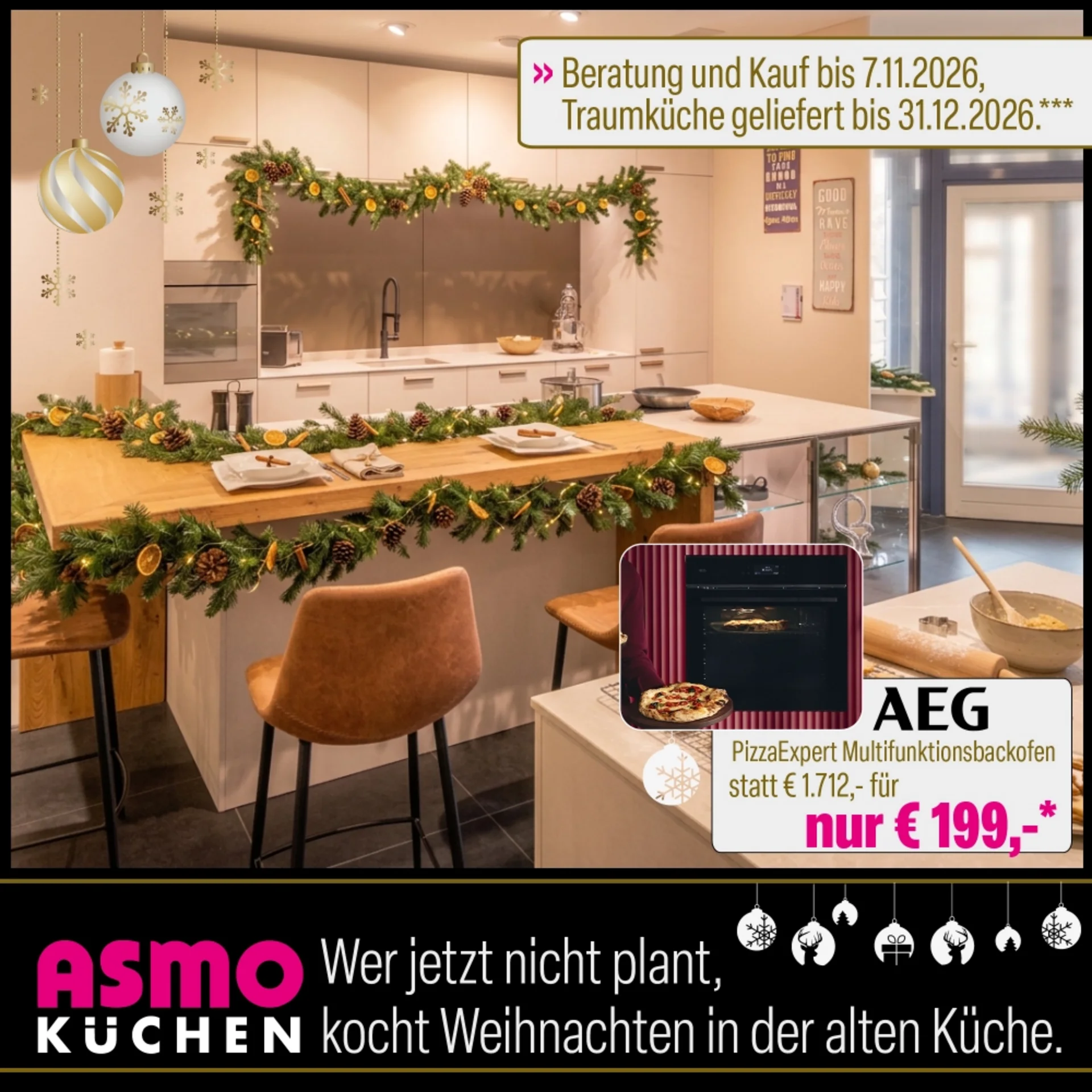 Weihnachtlich dekorierte Küche mit Holz-Esstheke und Tannengirlande, im Ausschnitt der AEG Backofen