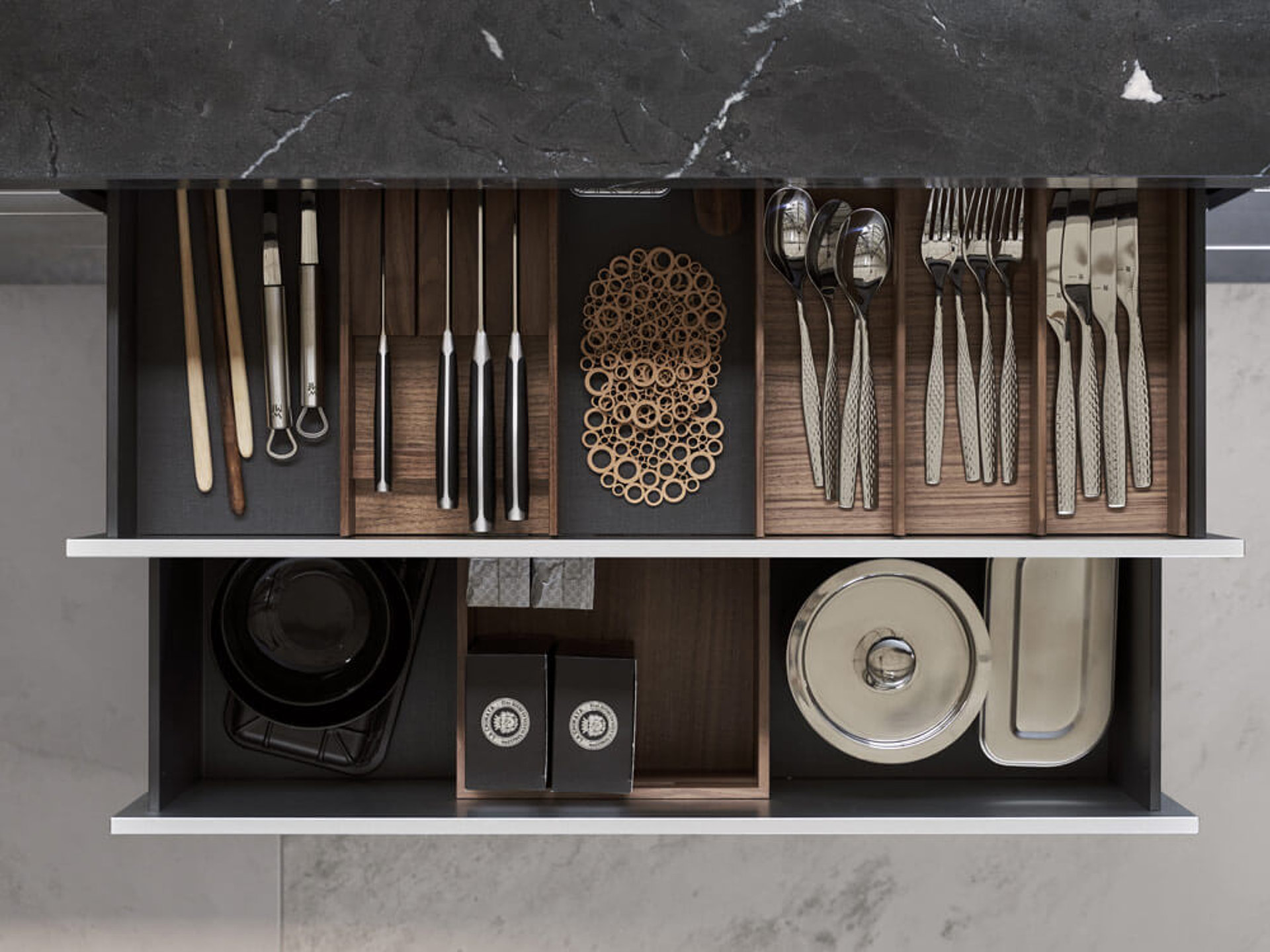 Küchenschublade mit modularem Besteckeinsatz und breiten Fächern. Küchenwerkzeuge sortieren für optimale Organisation.