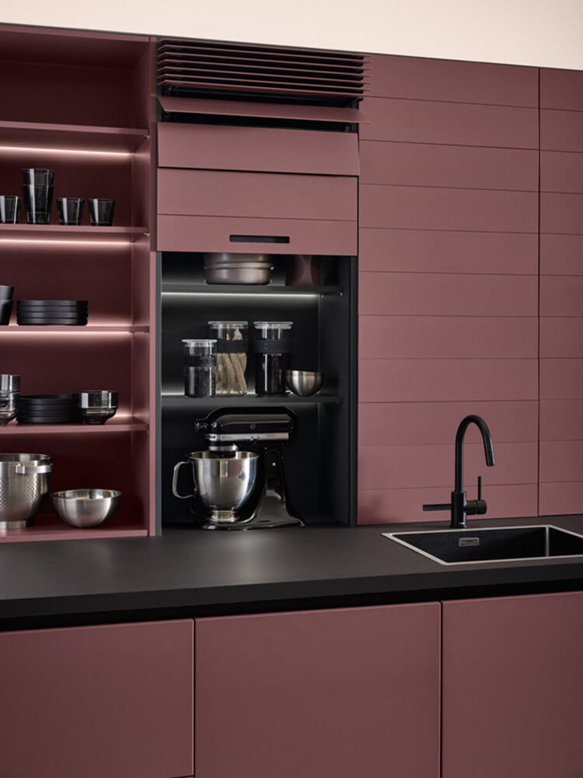 Oberschrank mit Flipdoor-Technik und Stauraumsystem, reduziert und funktional integriert.