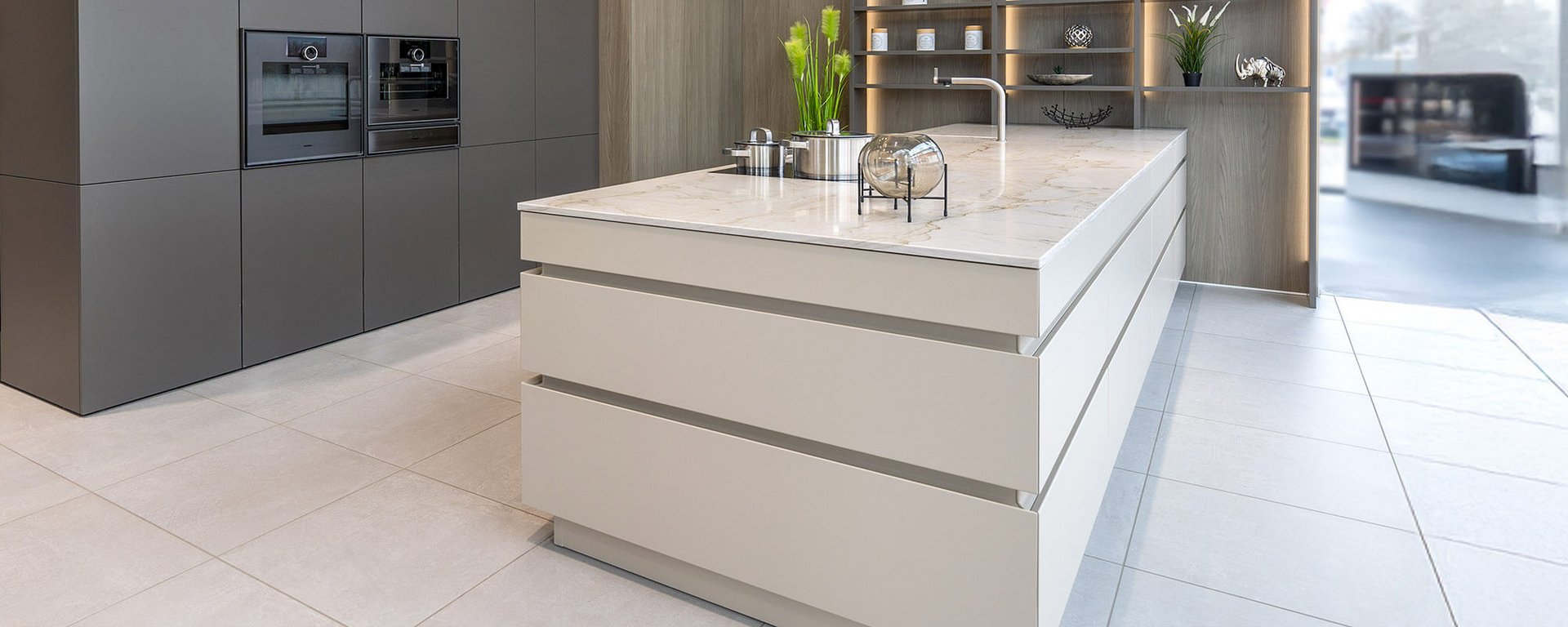 Küchenfronten in Hochglanz und Matt im direkten Vergleich in moderner Küche