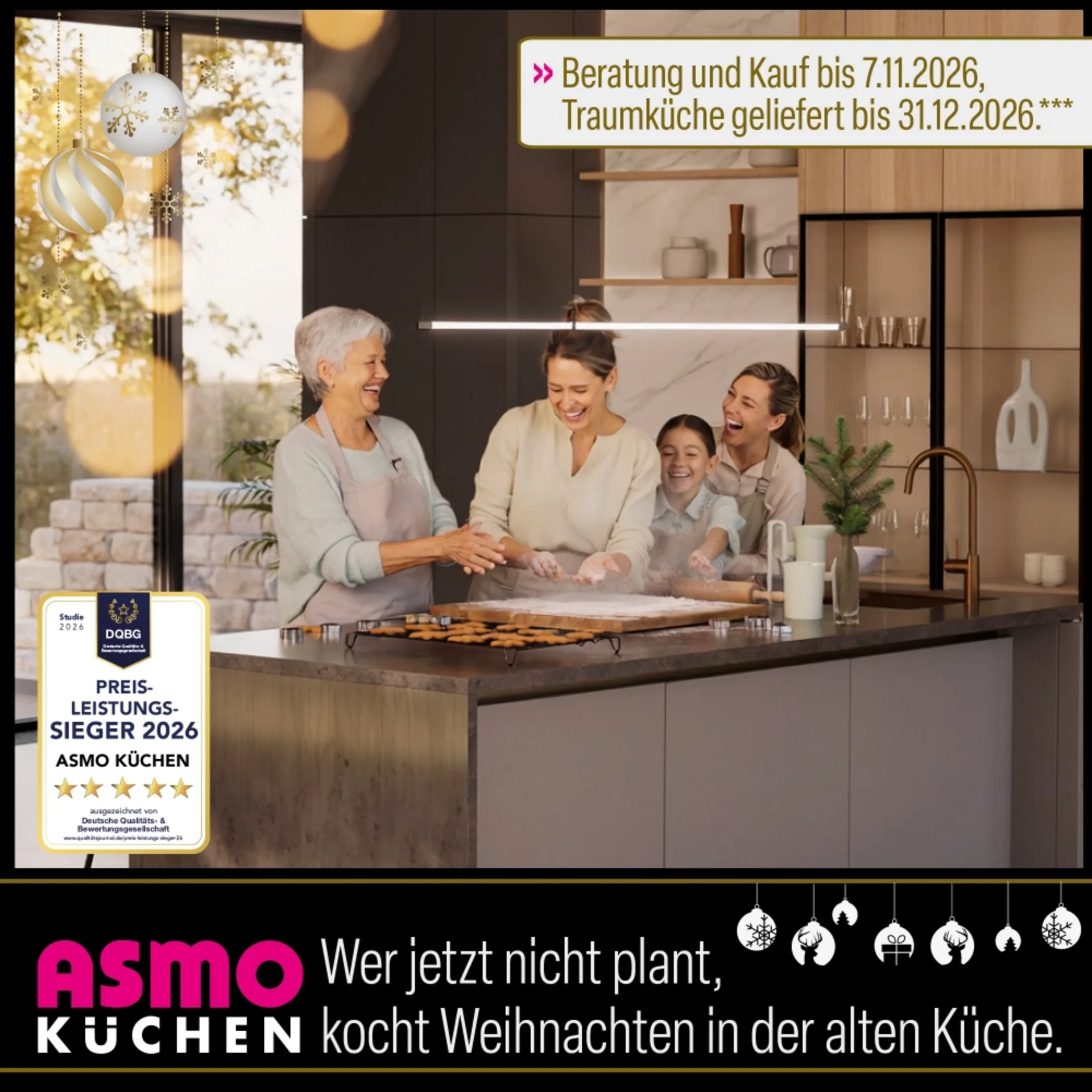 Drei Generationen backen gemeinsam Weihnachtsplätzchen an einer Kücheninsel in einer hellen ASMO KÜCHEN Küche