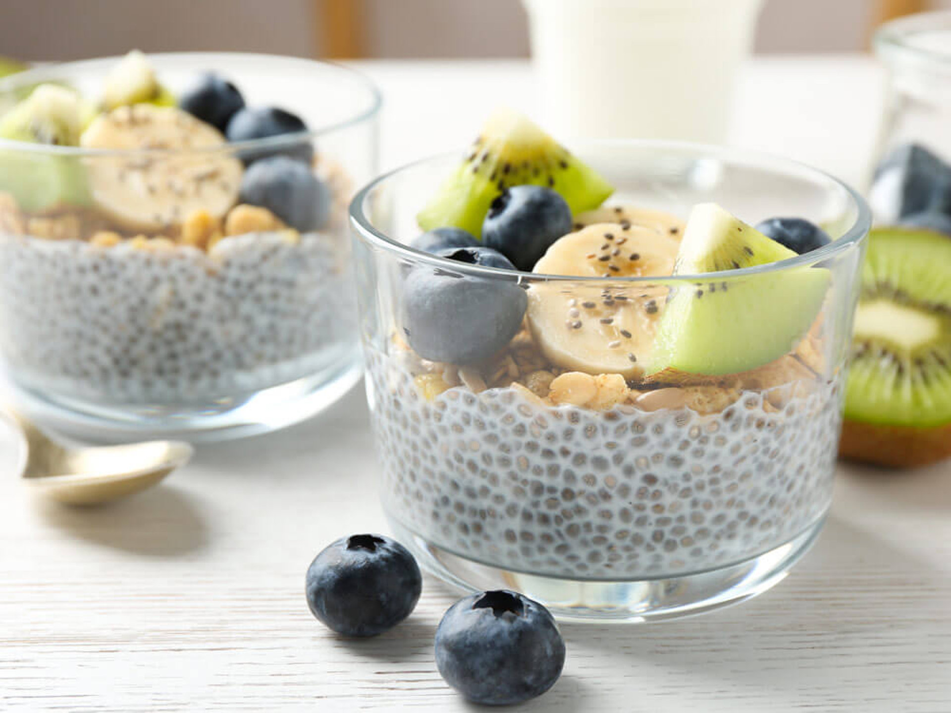 Chiasamen Pudding mit frischen Früchten wie Kiwi und Blaubeeren. Eine gesunde Chiasamen Rezept Inspiration.