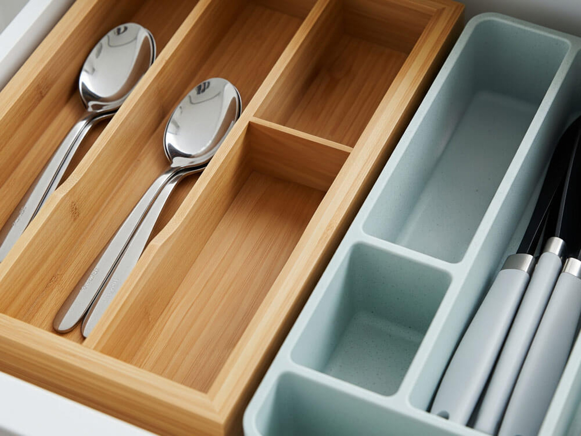 Küchenschublade mit Besteckeinsatz aus Holz und Kunststoff. Küchenhelfer sortieren für beste Küchenorganisation.