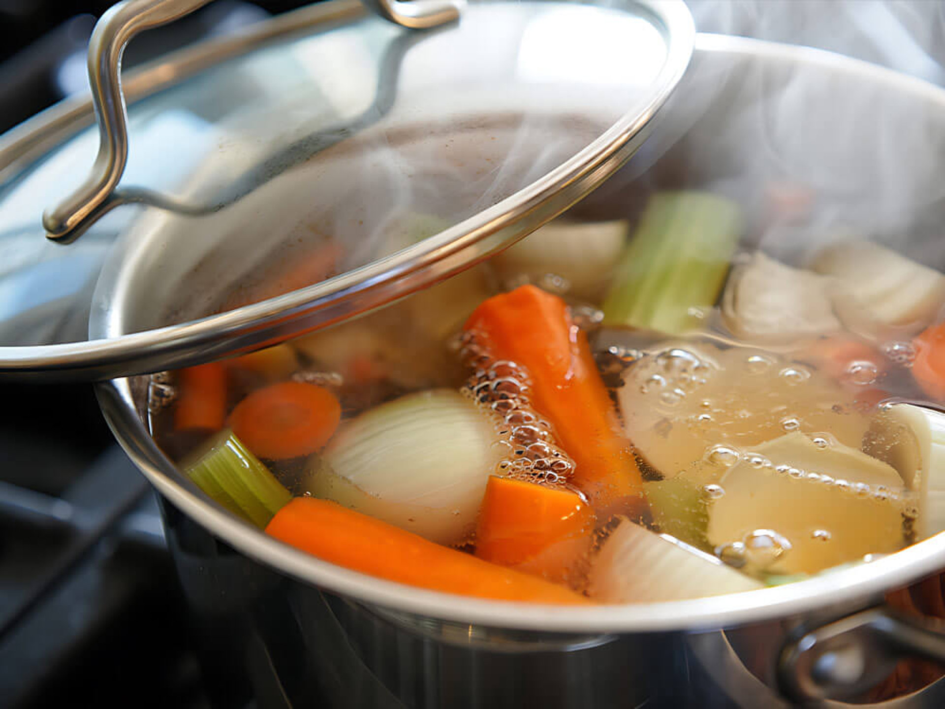 Gemüsebrühe im Topf kochen – einfaches Rezept zur Resteverwertung
