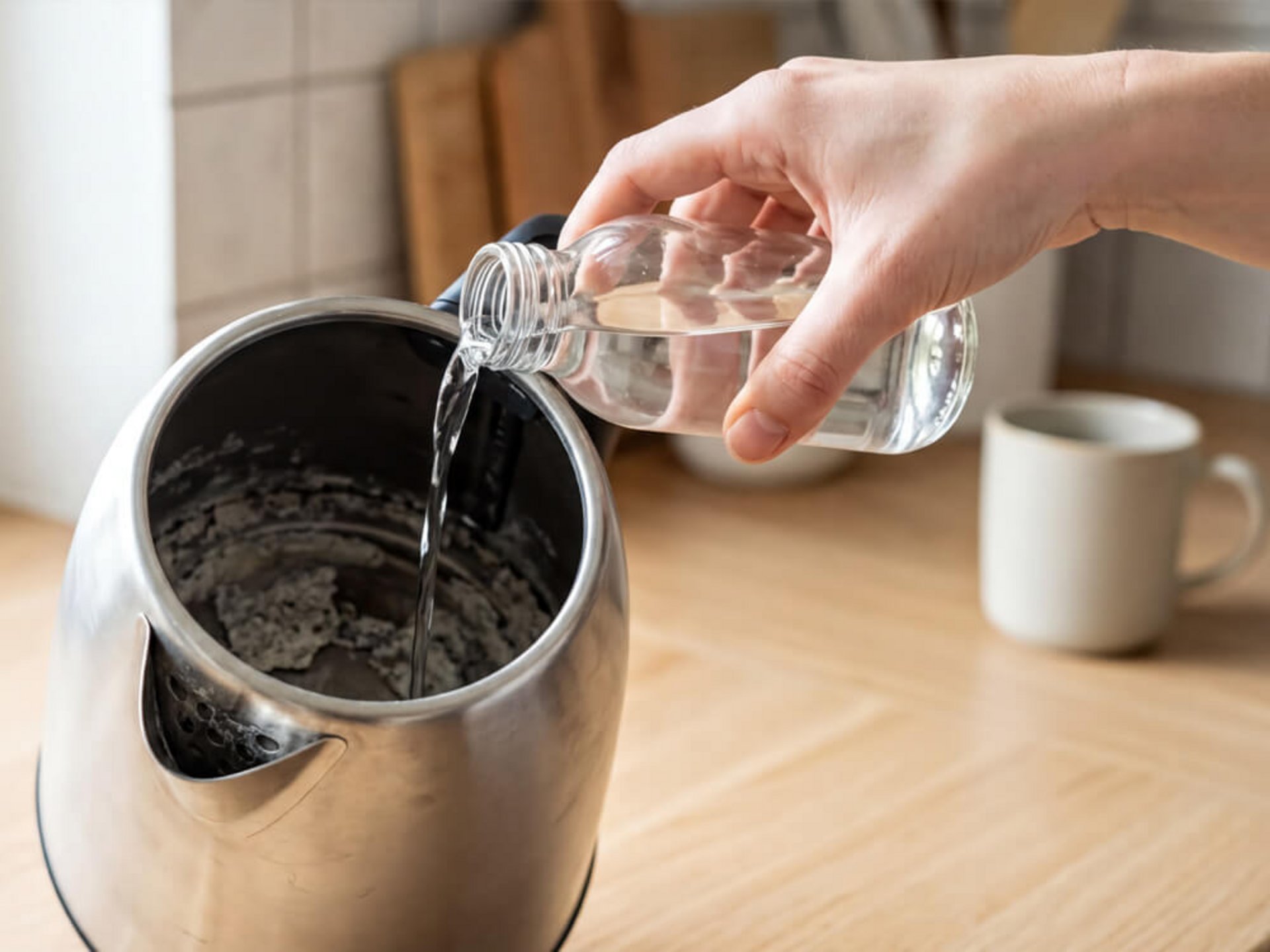 Wasserbehälter einer Kaffeemaschine wird ausgespült oder gereinigt