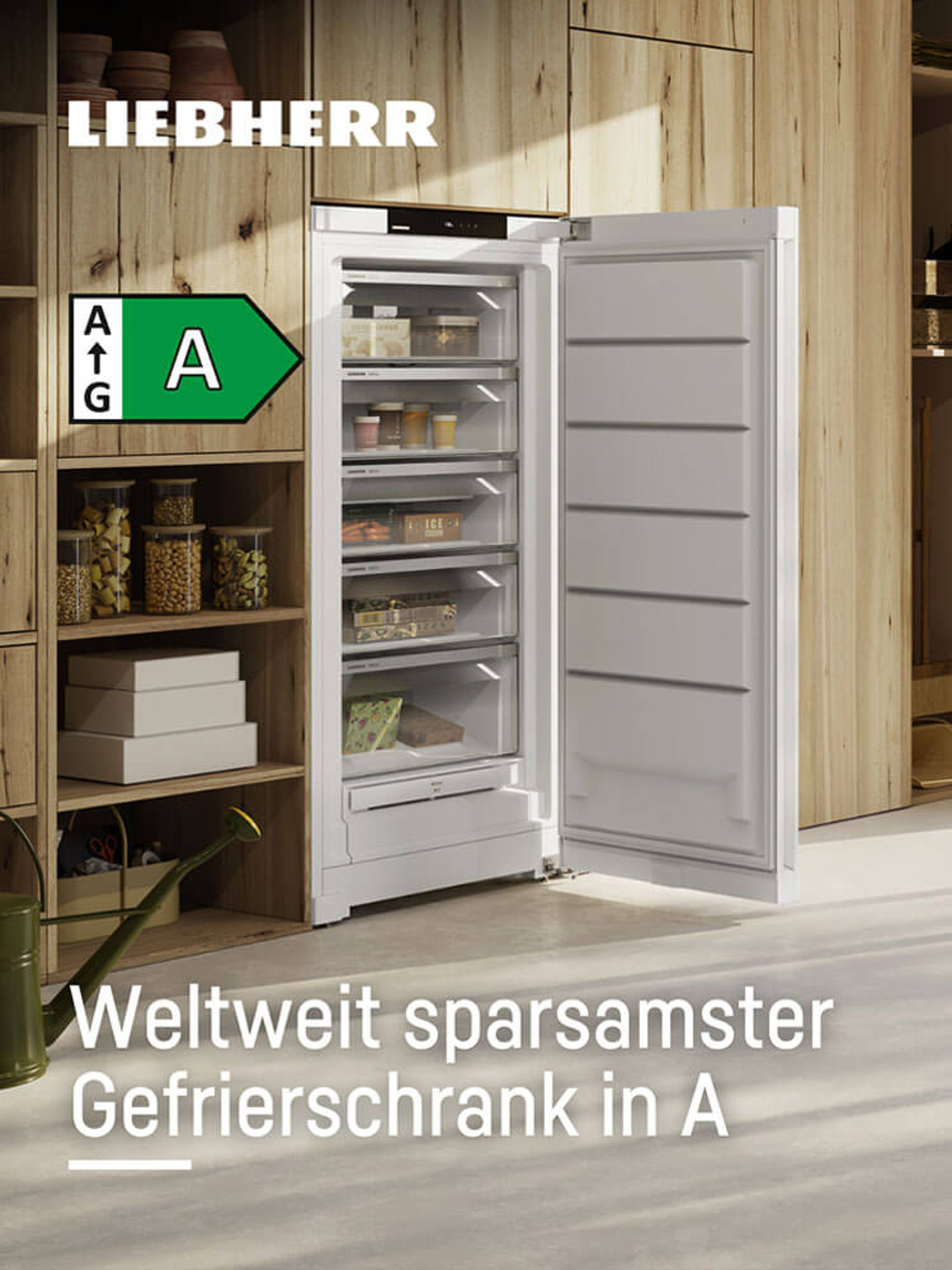 Offener Liebherr-Gefrierschrank der Energieeffizienzklasse A in einer Küche mit Holzwänden.