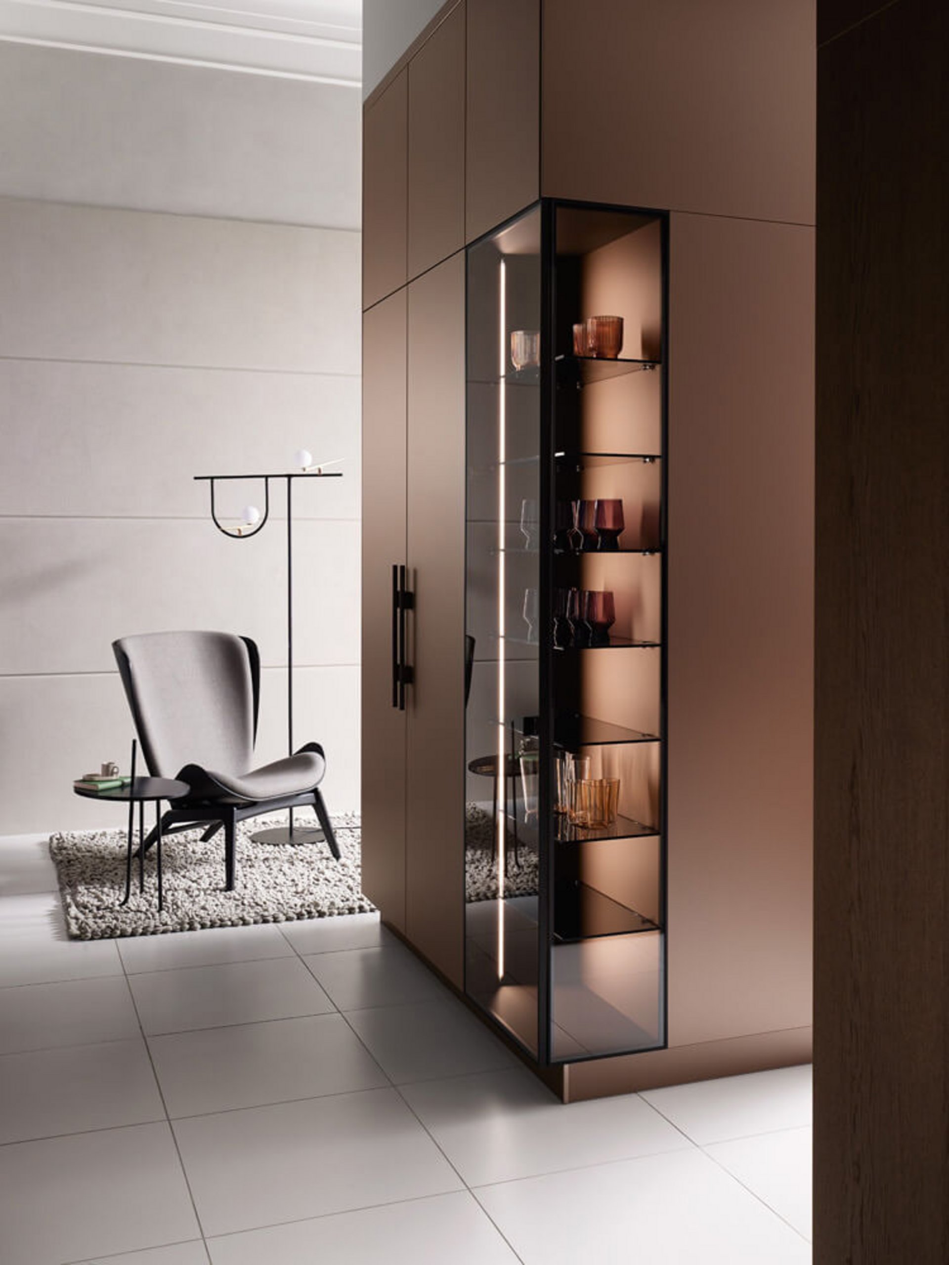 Offenes Wohnkonzept mit hängenden Küchenelementen in Mattlack Altrose & Eiche Espressobraun als Übergang zum Wohnbereich