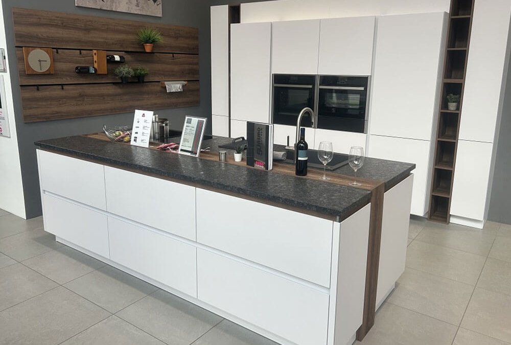 ASMO Y-Line - Küchenzeile mit großer Koch- und Spülinsel