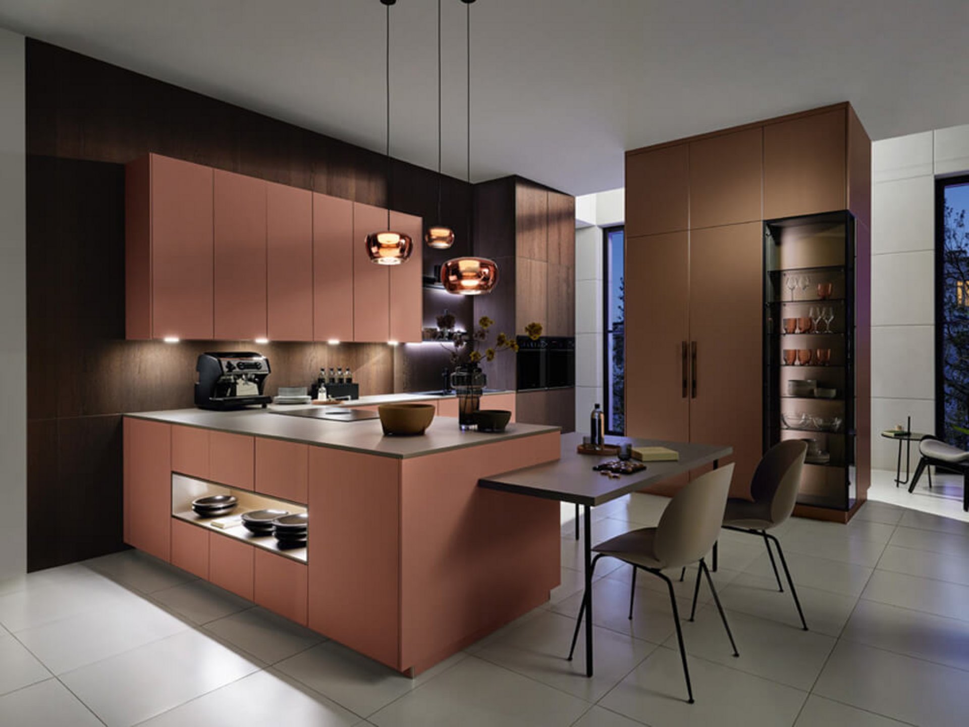 Ambiente-Beleuchtung in einer modernen Wohnküche mit warmen Lichtakzenten