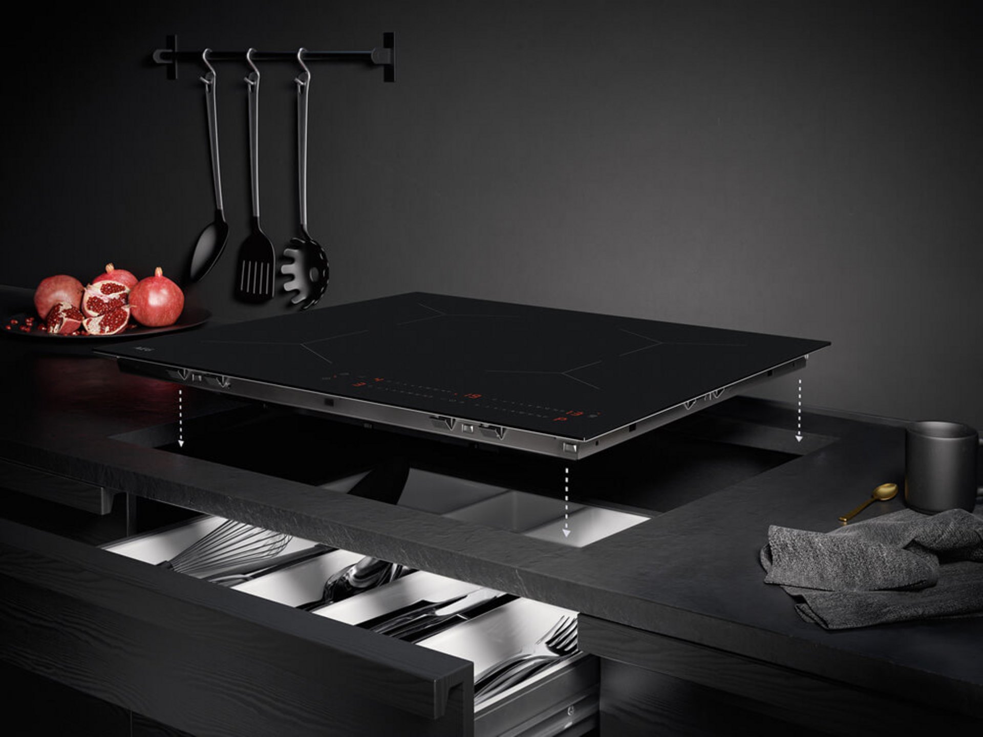 Vergleich der matten AEG SaphirMatt® Oberfläche mit Standard-Glaskeramik beim Induktionskochfeld