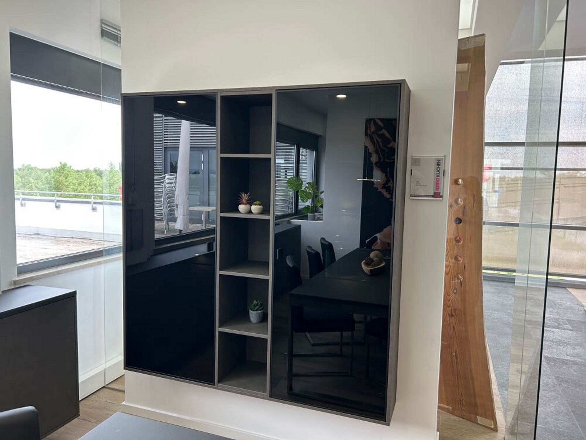 Moderne dunkle Vitrine mit Glasfronten und Stauraum in der ASMO KÜCHEN Ausstellung München-Freiham