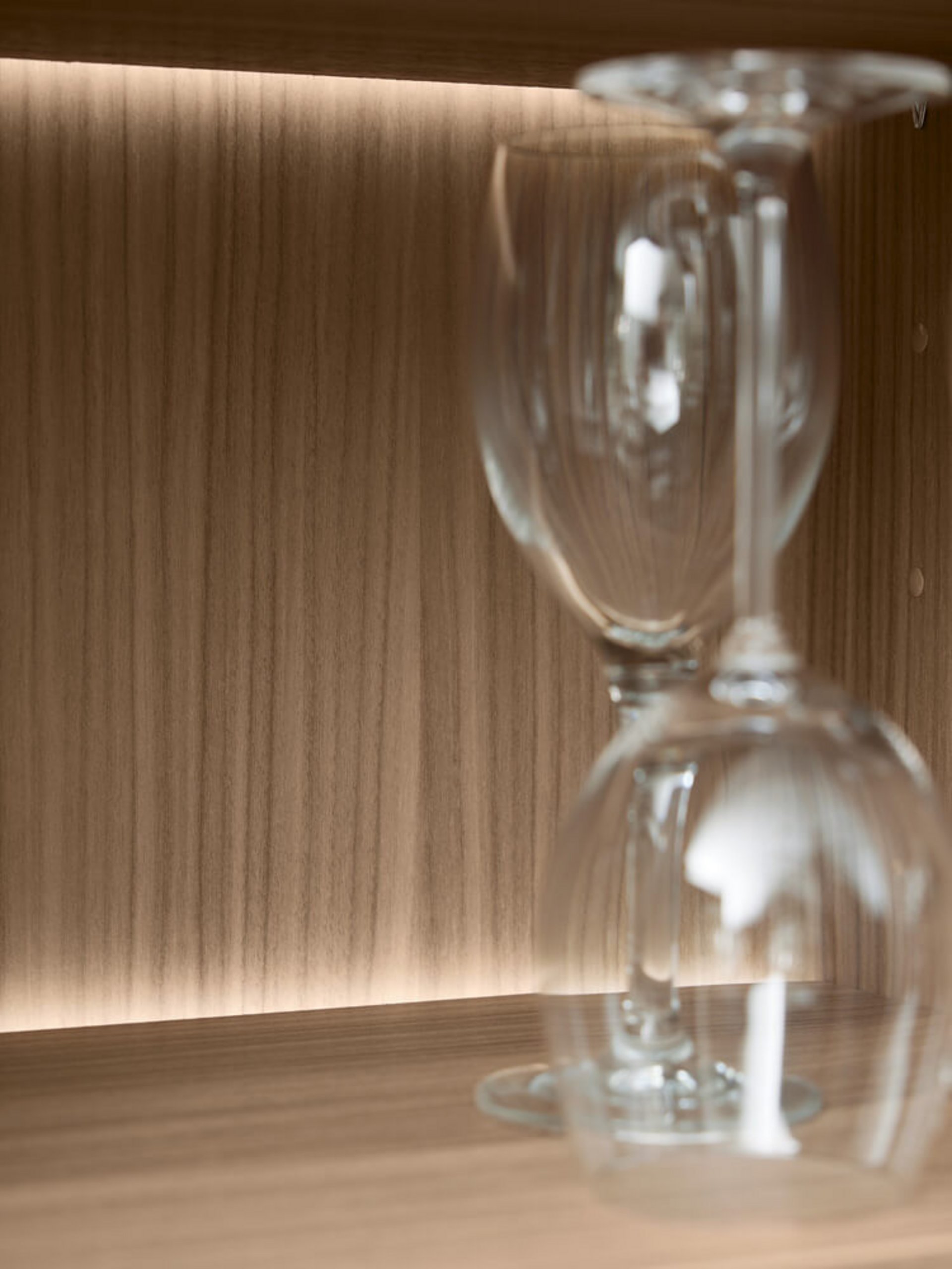 Indirekte Beleuchtung im Nussbaum-Regal mit Tageslicht-Simulation für eine natürliche Lichtstimmung